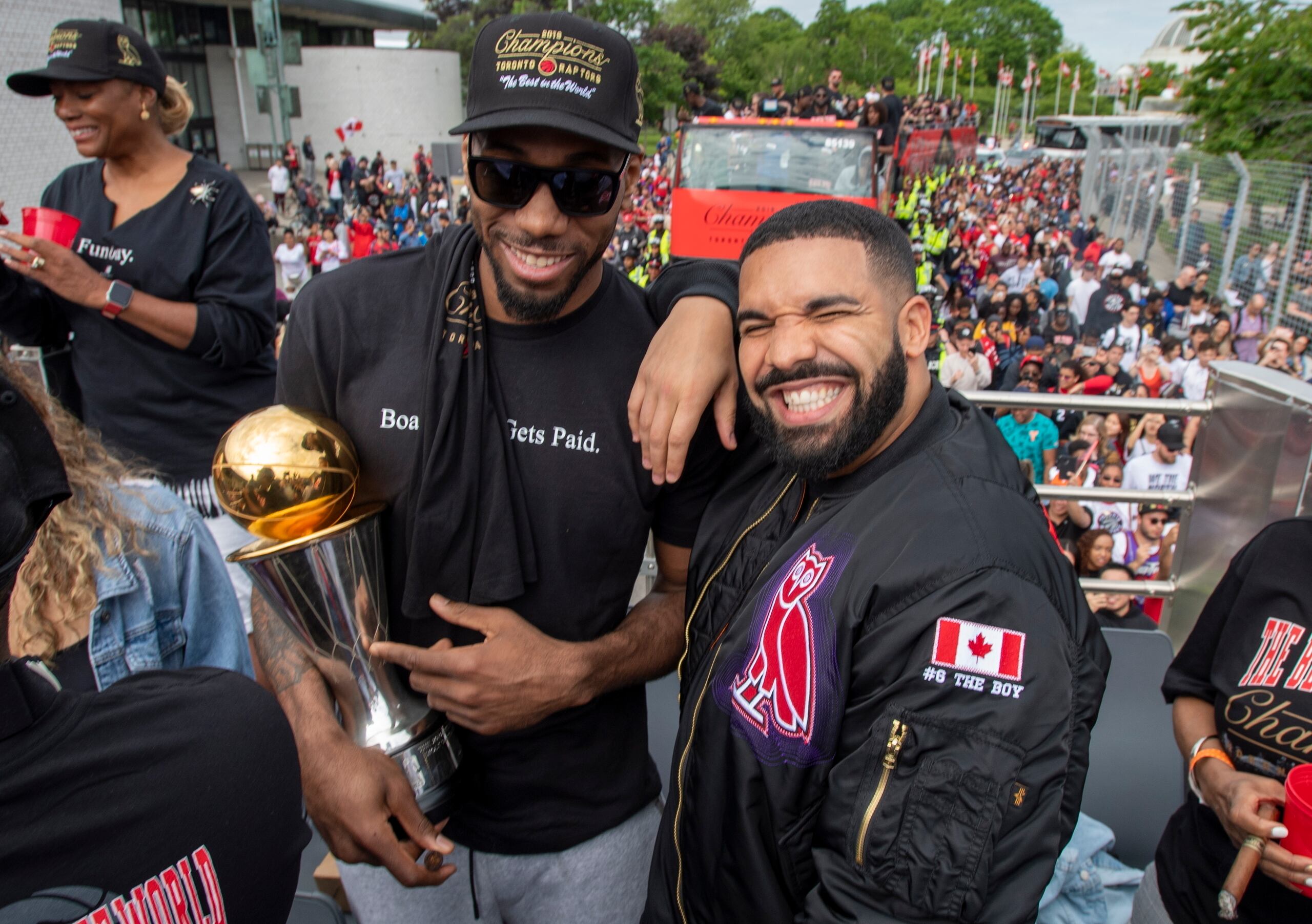 Kawhi Leonard de los Raptors de Toronto, a la izquierda, sostiene su trofeo de Jugador Más Valioso mientras posa con el rapero/productor Drake en el desfile del campeonato de baloncesto de la NBA del equipo en Toronto, el 17 de junio de 2019. Drake ha sido embajador global del equipo de su ciudad, los Raptors de Toronto desde 2013.