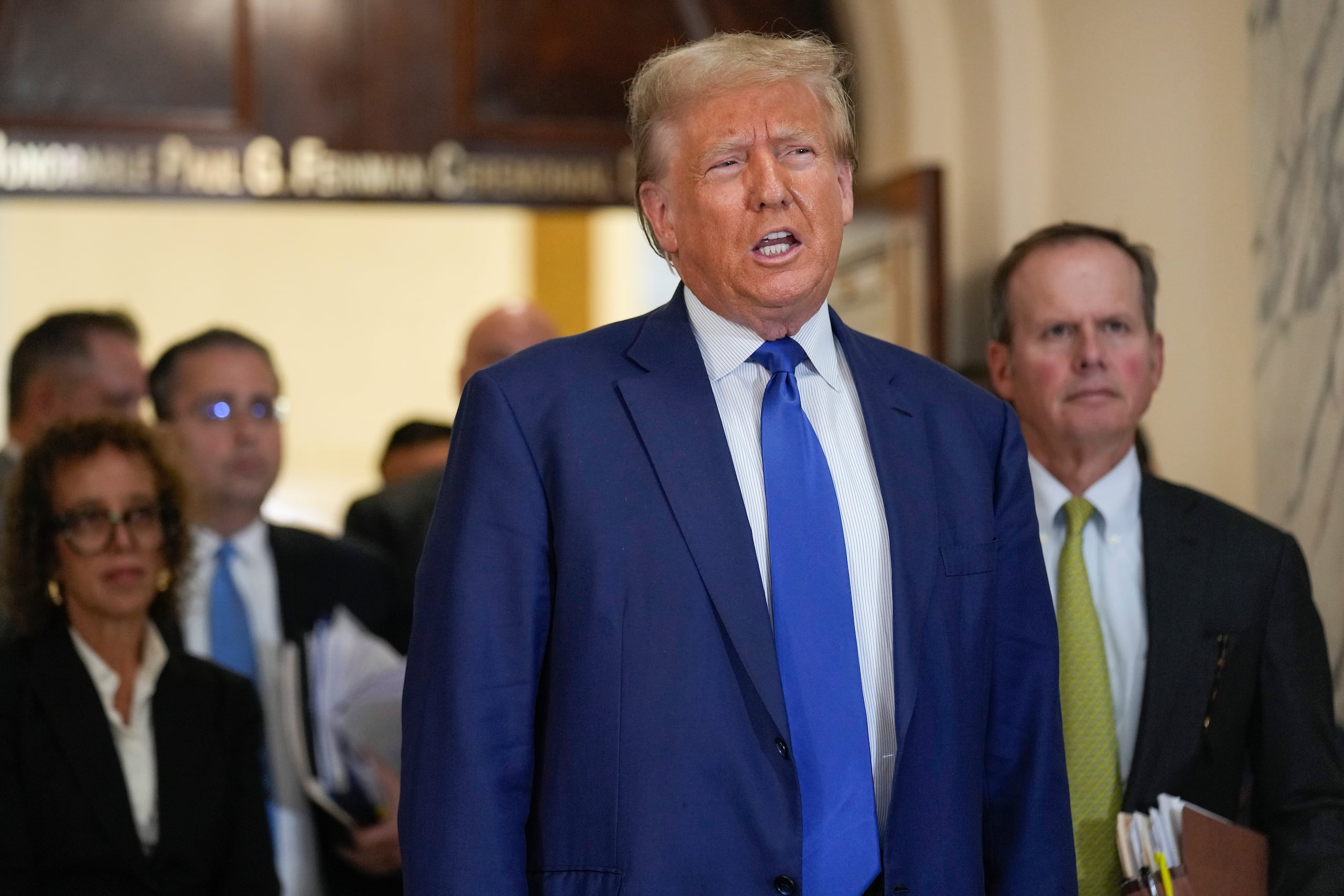 El expresidente Donald Trump habla durante un receso en su juicio civil por fraude comercial en Nueva York (AP Foto/Seth Wenig)