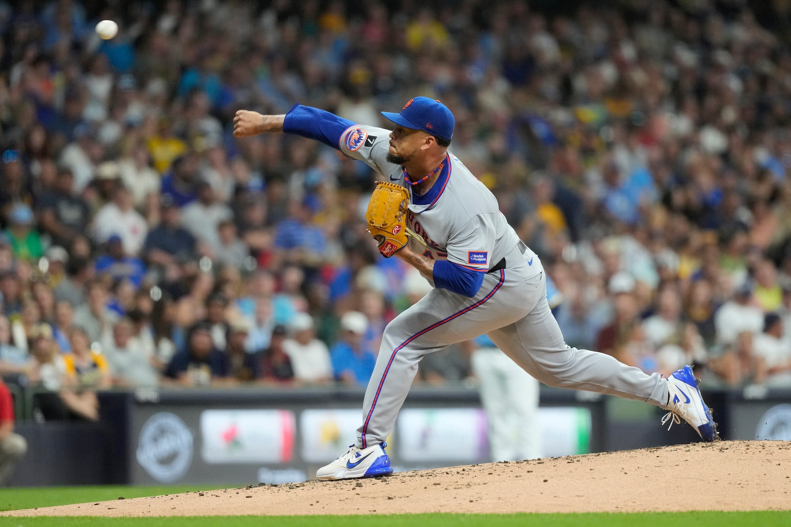 El dominicano Frankie Montás, de los Mets de Nueva York, lanza durante la segunda entrada de un juego de béisbol contra Milwaukee.