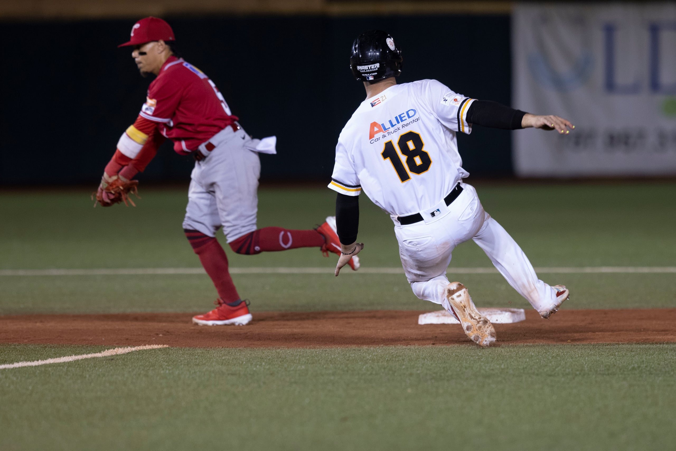Jancarlos Cintrón, de los Criollos de Caguas, fuerza en segunda base a J.C. Escarra para apagar en la tercera entrada una de las oportunidades de anotar de los Gigantes.
