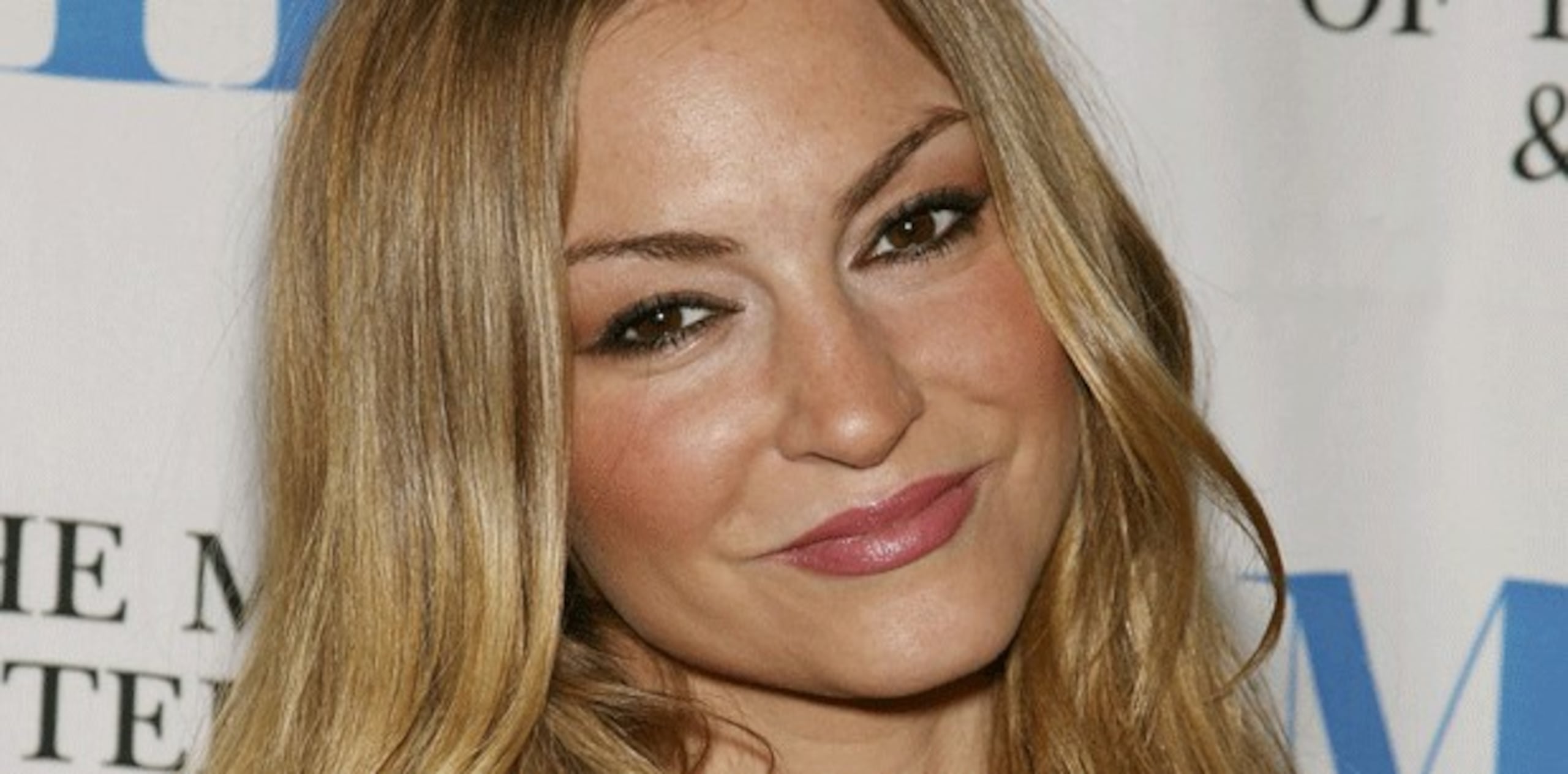 La actriz recurrió a Instagram el jueves para compartir dos imágenes impactantes de bomberos apagando las llamas. (Archivo)