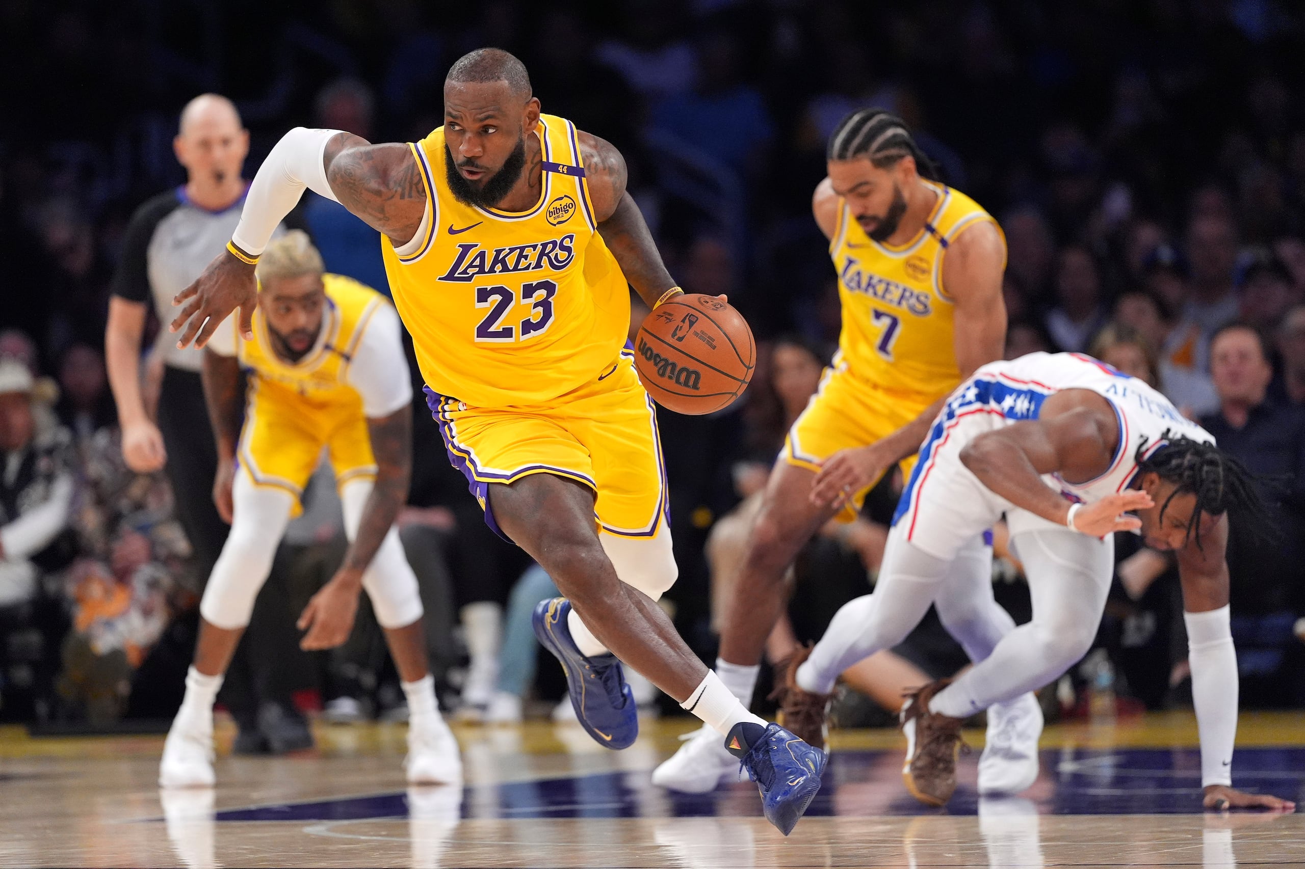 LeBron James, alero de los Lakers de Los Ángeles, conduce el balón tras robarlo en el partido del viernes 8 de noviembre de 2024, ante los 76ers de Filadelfia.