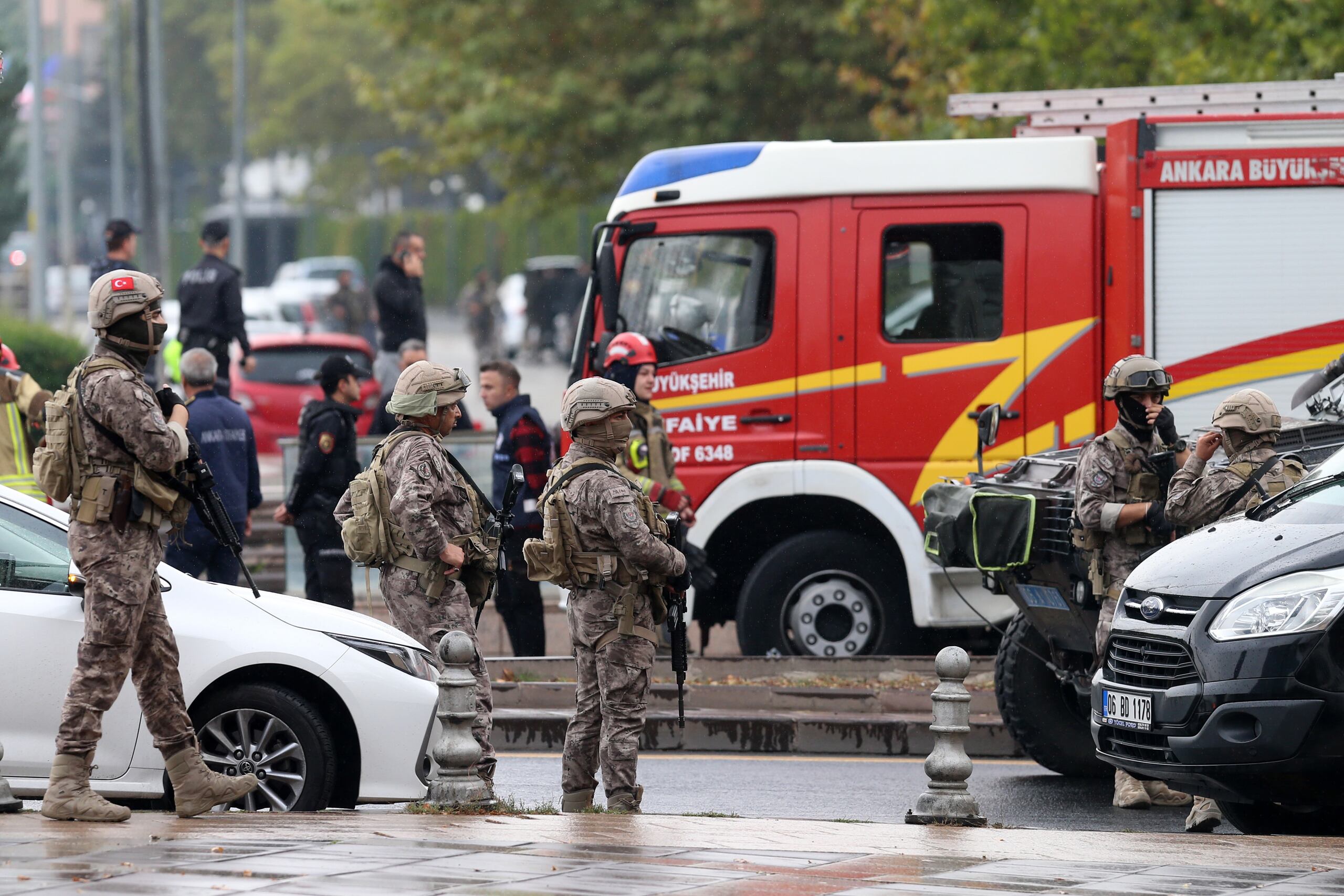 Soldados turcos vigilan el lugar donde este domingo se produjo un atentado suicida, en el que murió el atacante, frente al ministerio del Interior en Ankara y cerca del parlamento. EFE/EPA/NECATI SAVAS