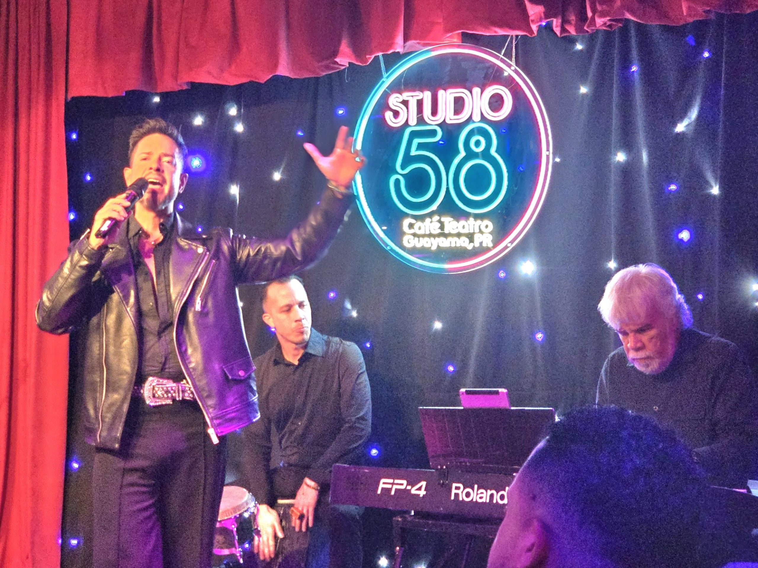 Díaz Cuqui estuvo acompañado por Cuqui Rodríguez en el piano y Javier Oliver en la percusión.