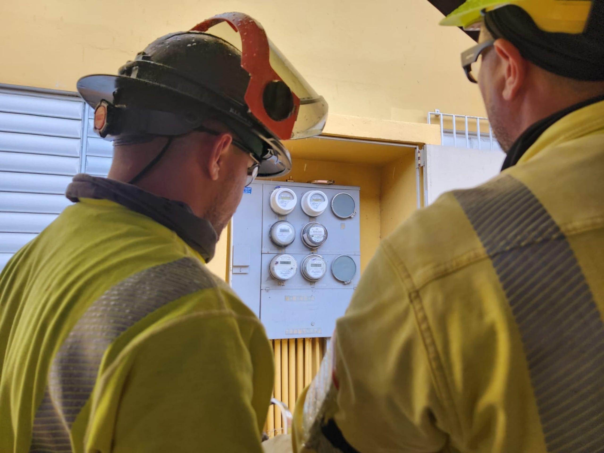 Personal de LUMA Energy trabaja en el proceso de cambio de los viejos contadores a los medidores inteligentes.