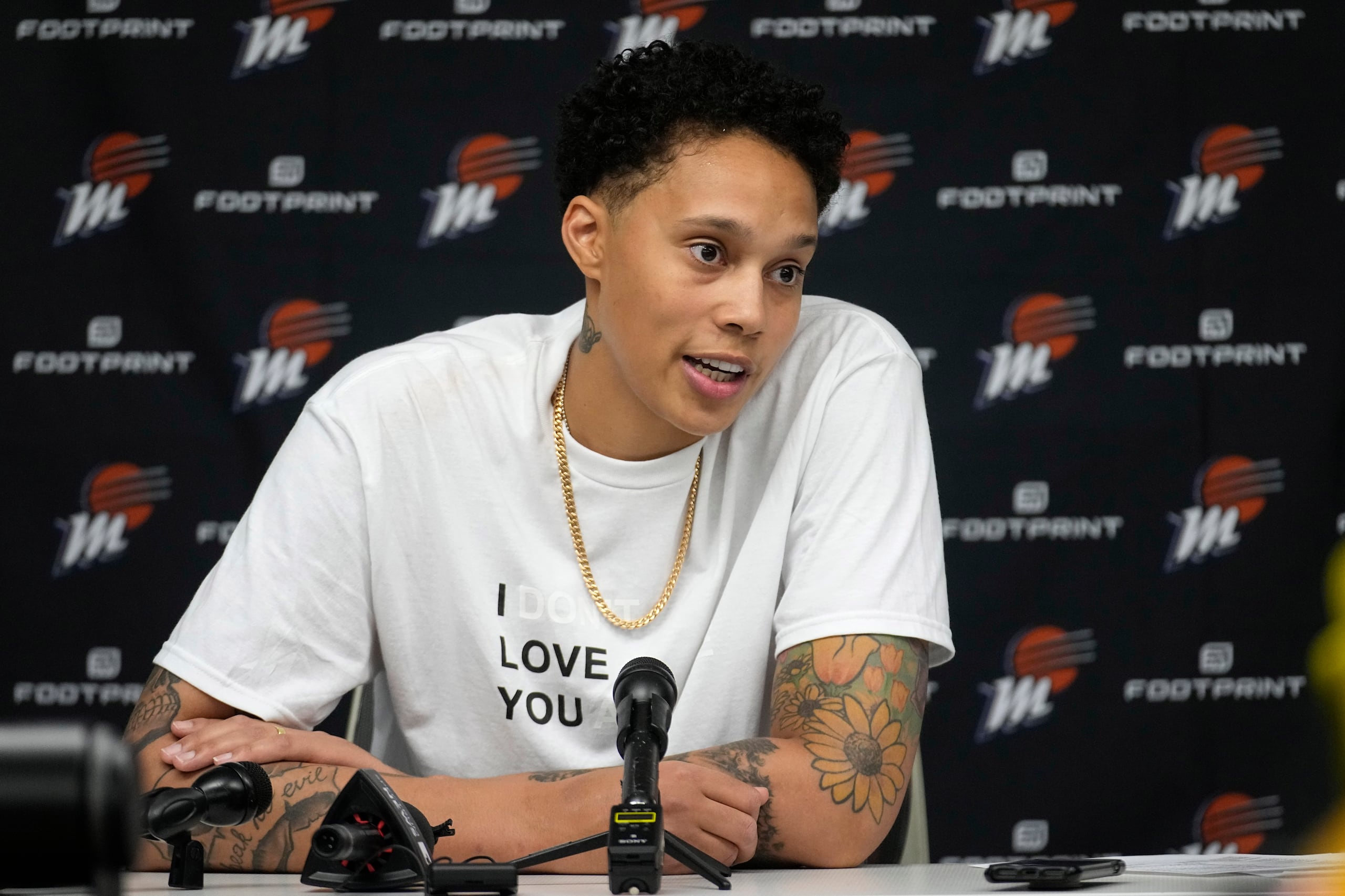 La pívot del Mercury de Phoenix Brittney Griner responde a preguntas en la conferencia de prensa tras el juego ante el Dallas Wings.