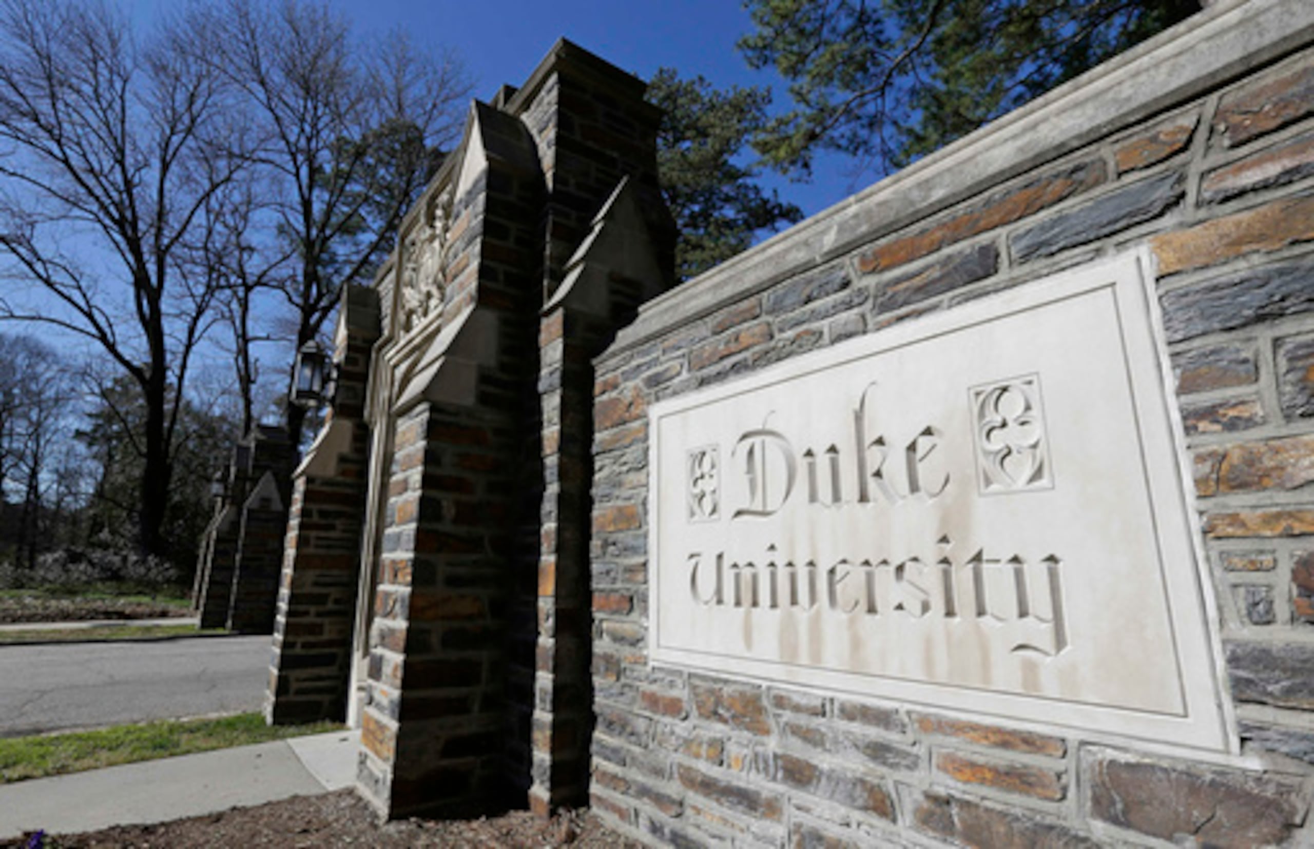 Entrada principal de Duke University en Durham, Carolina del Norte.