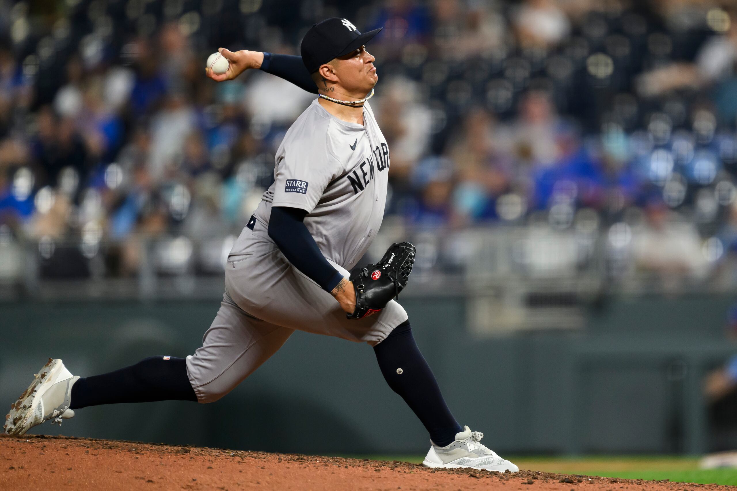 Víctor González, relevista de los Yankees de Nueva York, lanza en contra de un bateador de los Royals de Kansas City durante la novena entrada del juego del martes 11 de junio.