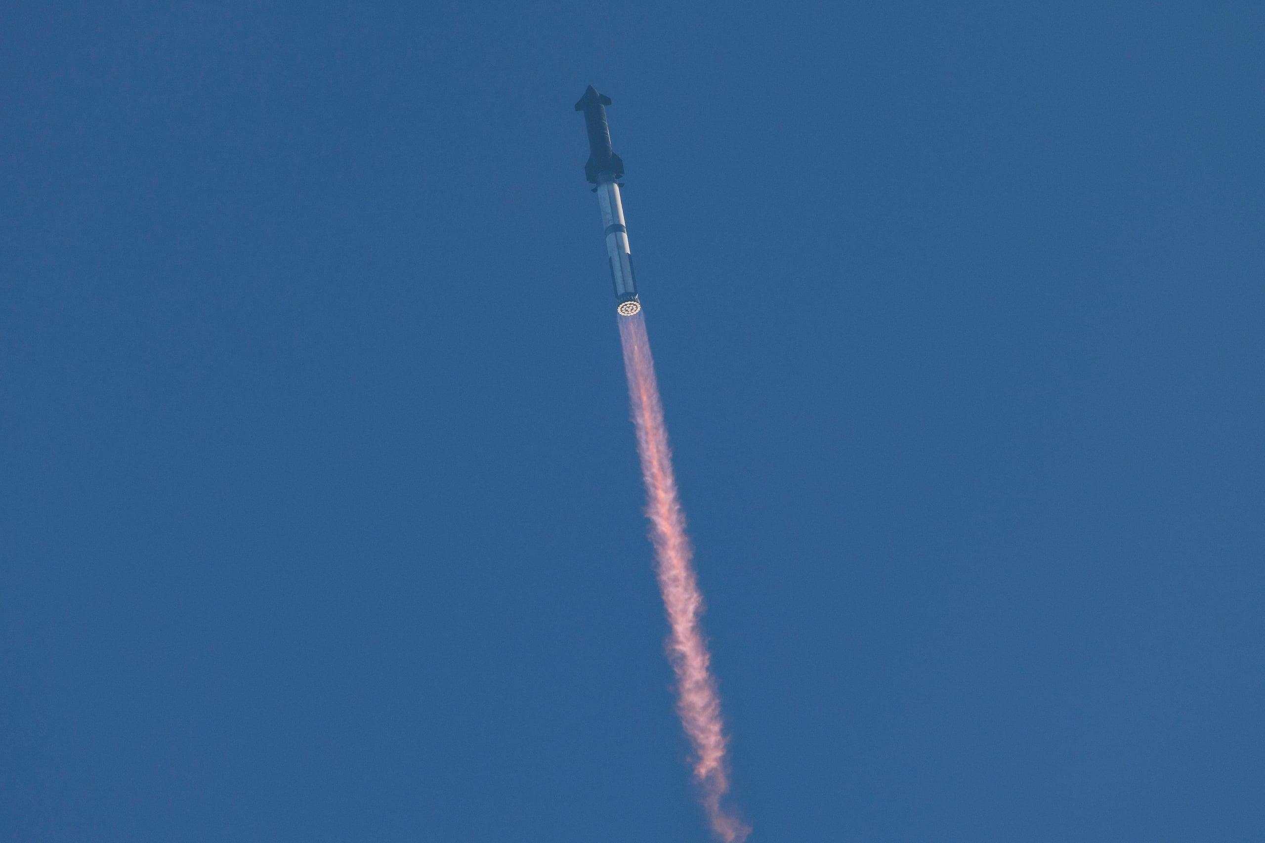 El cohete 'Starship' SpaceX despegando este martes de las instalaciones Starbase de la compañía en Boca Chica, Texas.