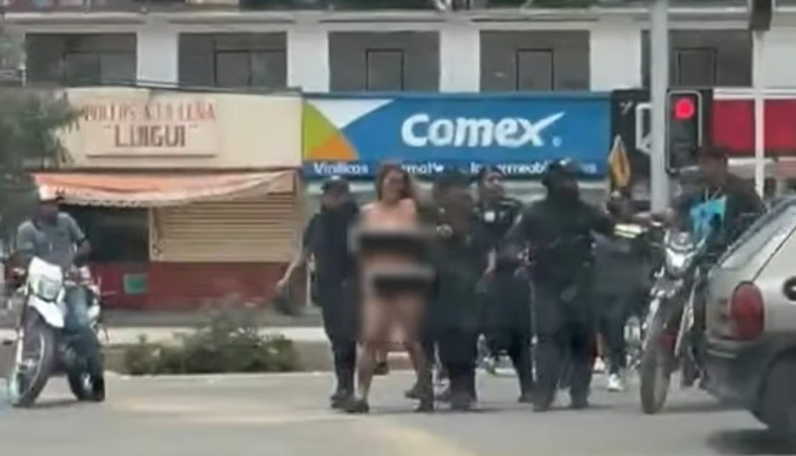 El organismo catalogó la acción policíaca como un atentado contra la dignidad de la fémina, exponiéndola al escarnio público.