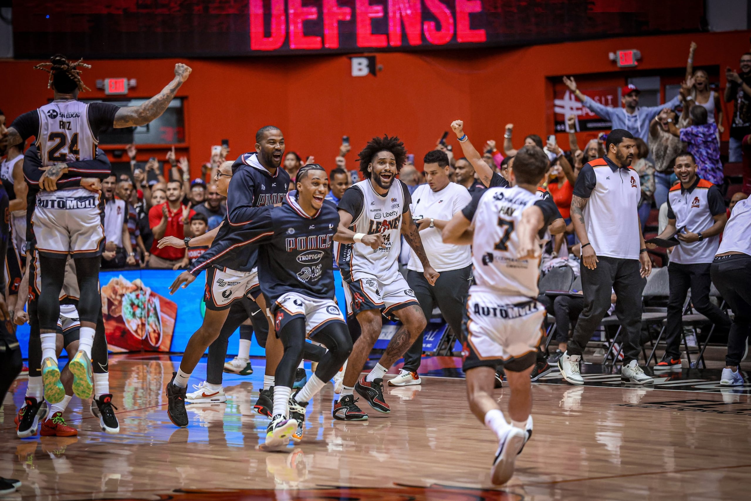 Los Leones de Ponce celebran el pase a postemporada del BSN tras vencer a los Cangrejeros de Santurce en un partido de reto.
