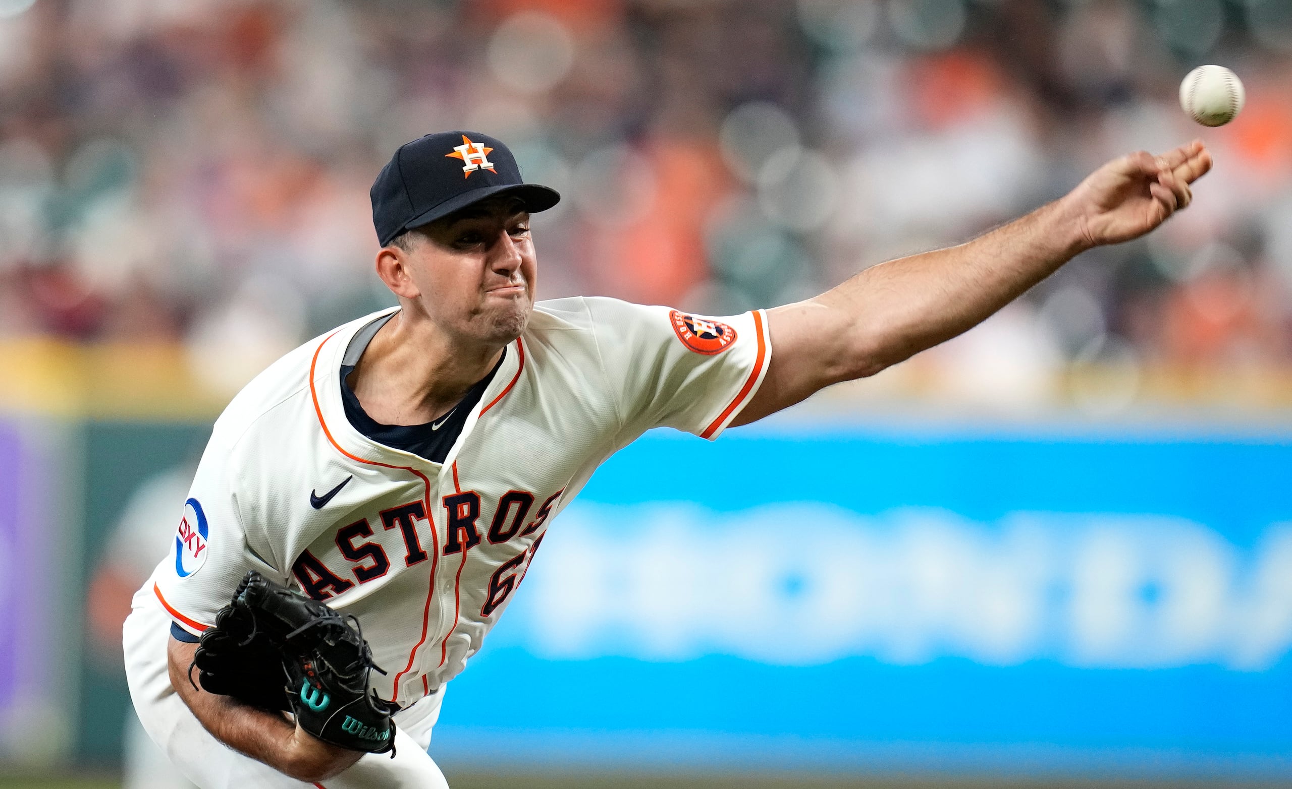 Colton Gordon, abridor de los Astros de Houston, lanza durante la primera entrada frente a Trea Turner, de los Filis de Filadelfia en el juego de béisbol de Grandes Ligas, el miércoles 25 de junio de 2025, en Houston. (AP Foto/Karen Warren)