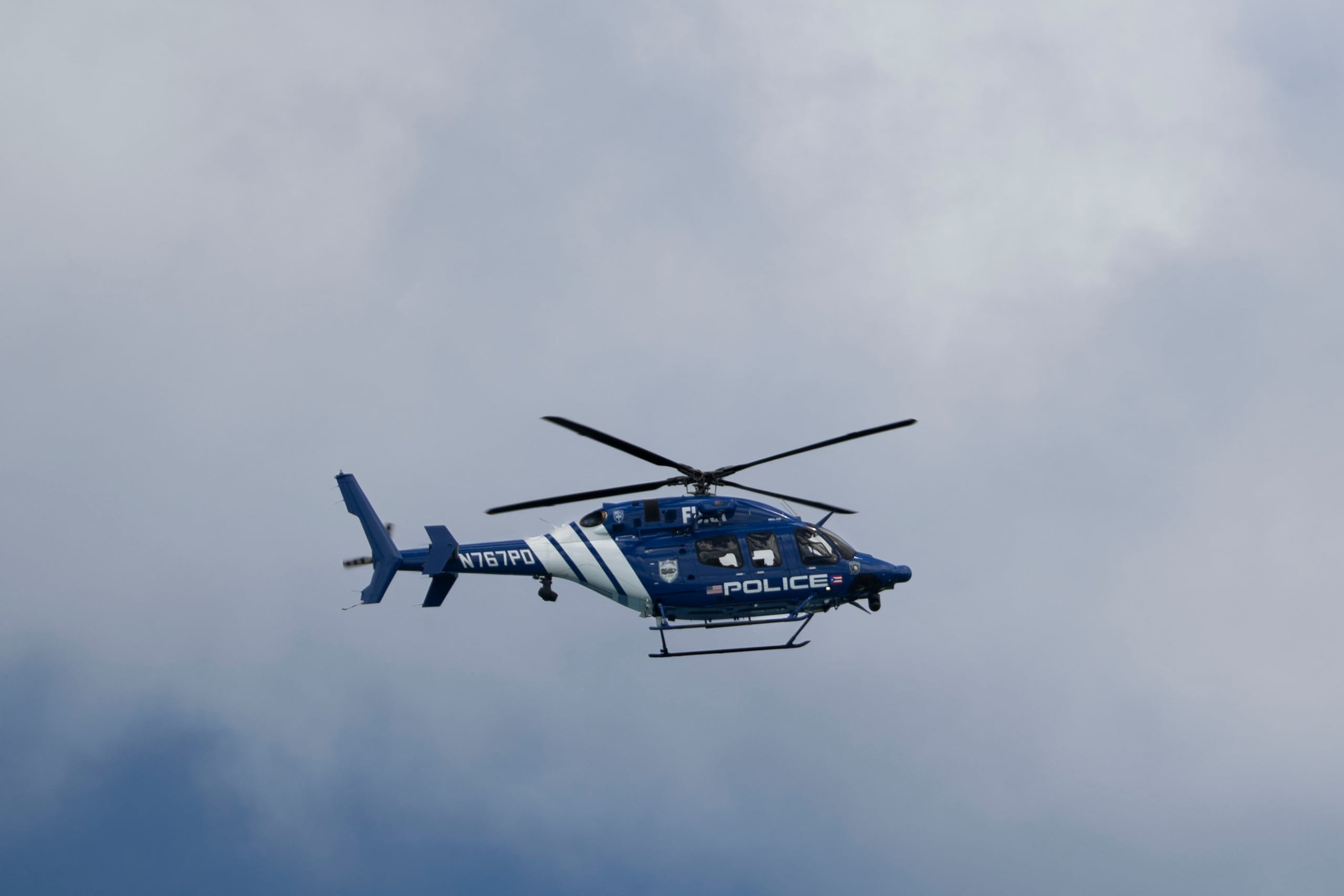 En el operativo se movilizó el personal de varias unidades especializadas, como F.U.R.A. aérea y la Marítima de Vega Baja, entre otras.