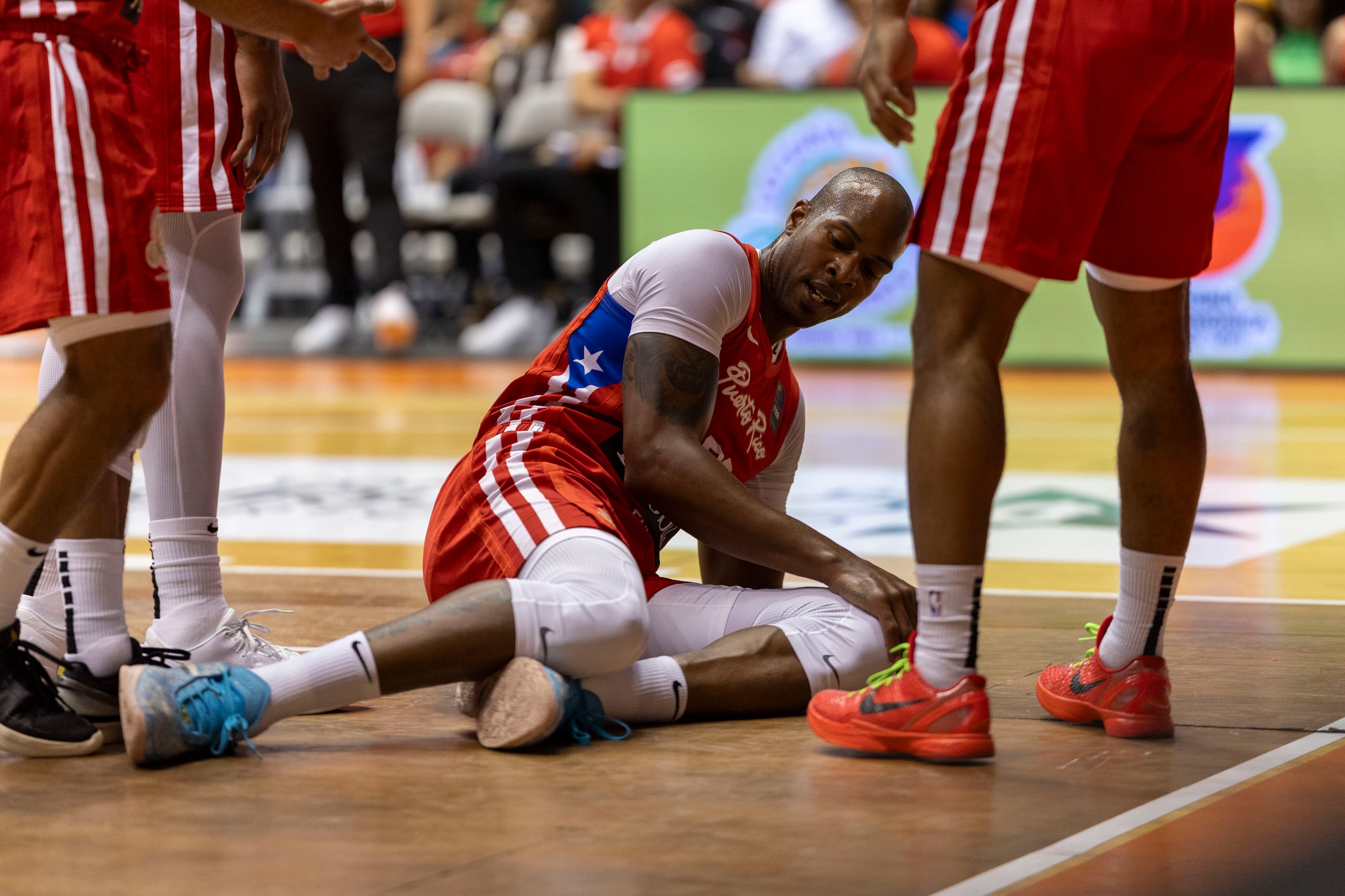 Ysmael Romero tendido en el tabloncillo durante el partido contra Bahamas.