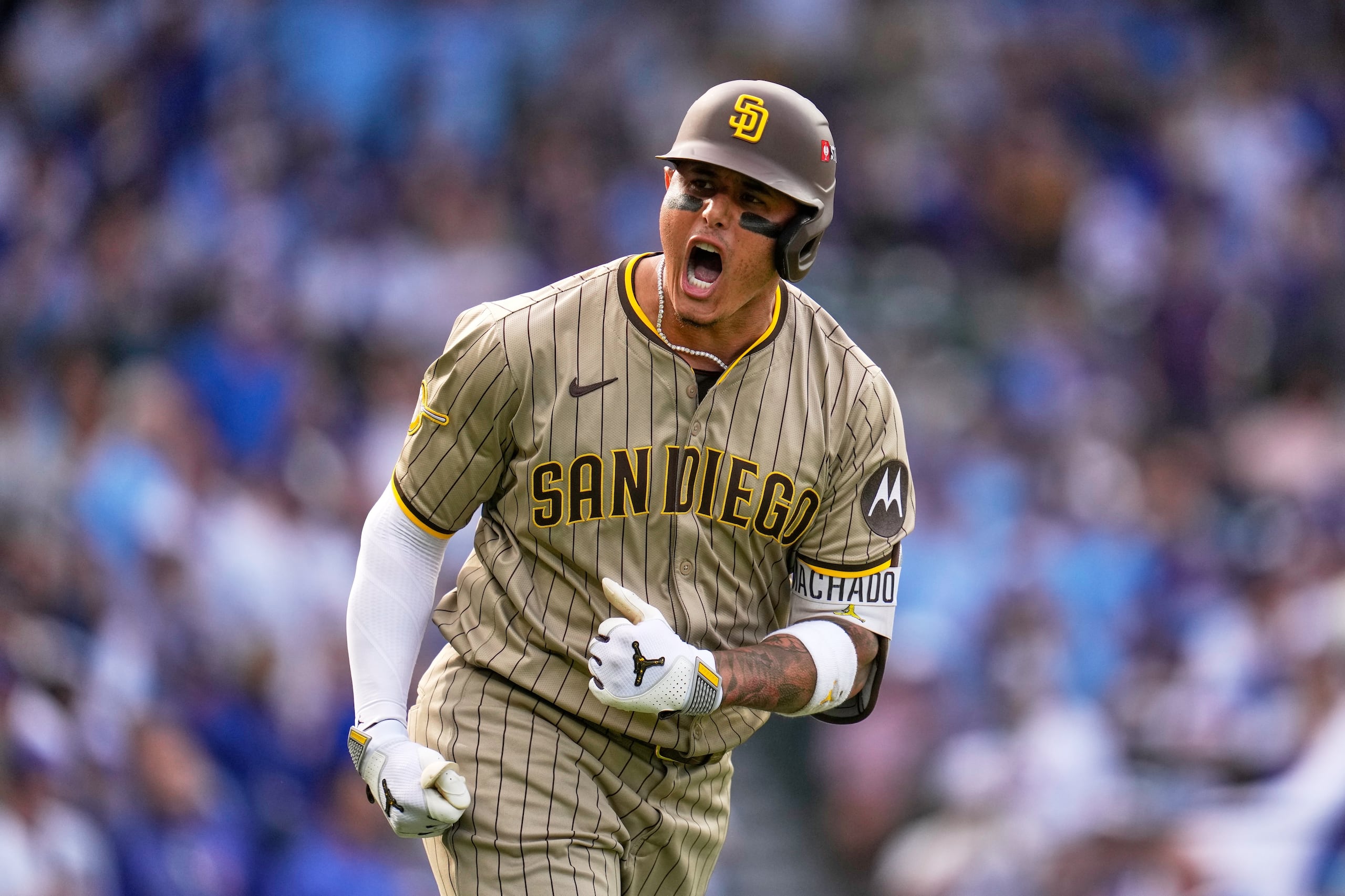 Manny Machado reacciona luego del jonrón.