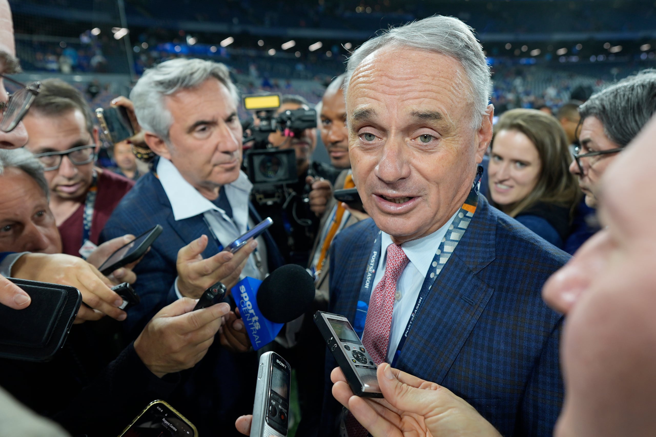El comisionado de la MLB, Rob Manfred, aparece aquí en una foto de archivo durante una charla con la prensa previo al segundo juego de la Serie Mundial de béisbol.