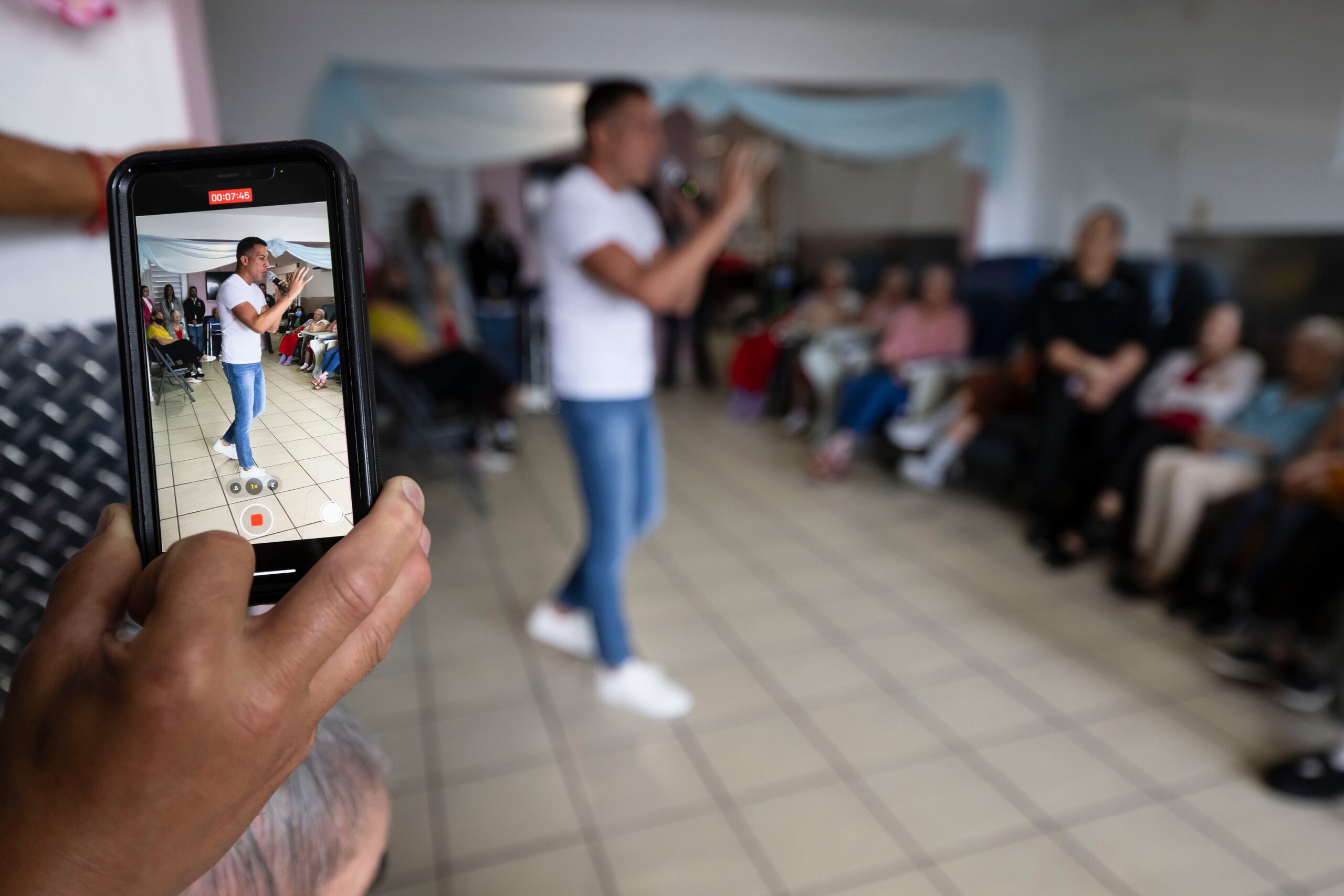 Alex DJ compartió con los envejecientes de Toa Baja durante la actividad del Departamento de Justicia.