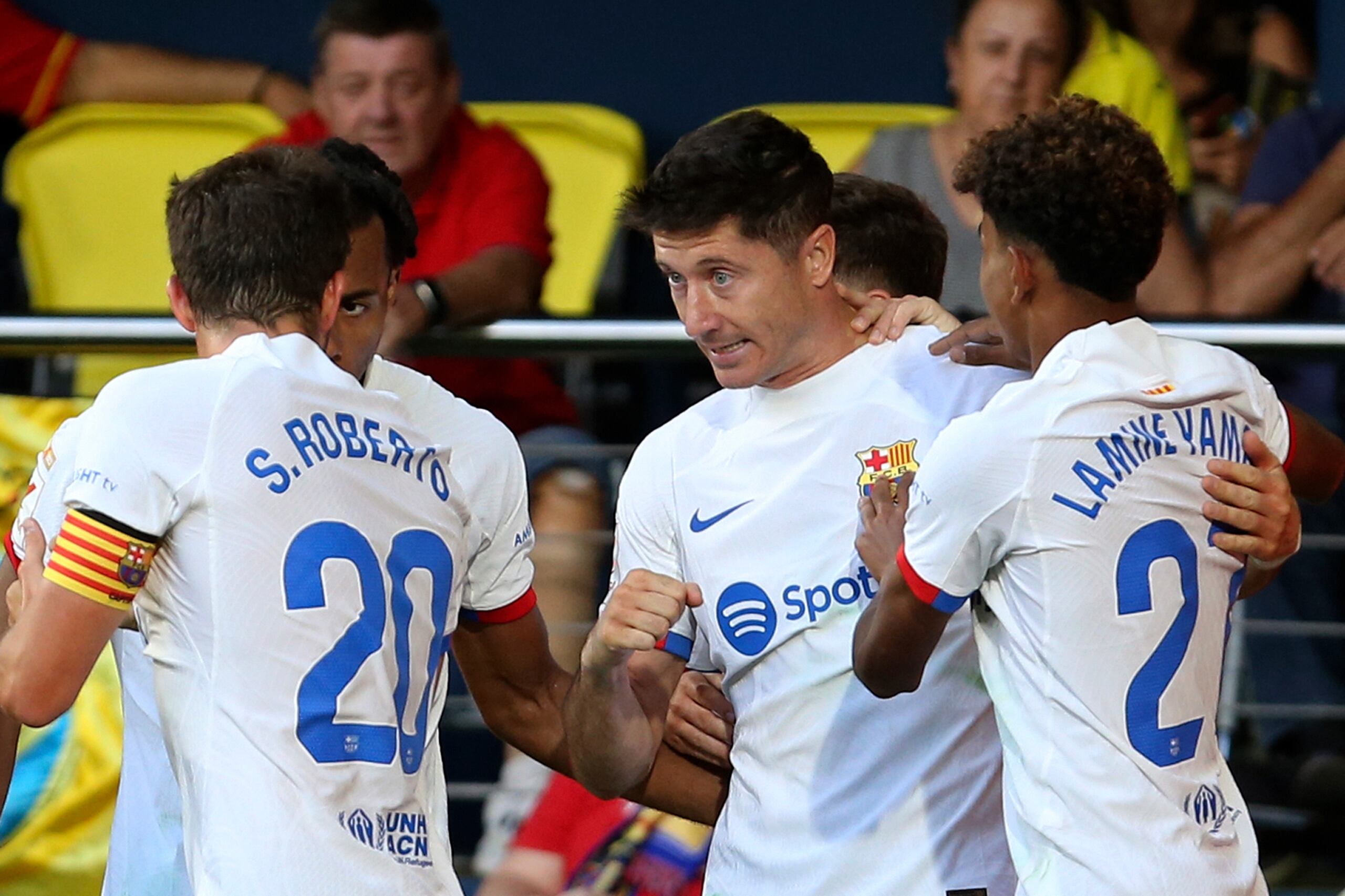 Robert Lewandowski (centro) festeja tras anotar el cuarto gol del Barcelona en la victoria 4-3 ante el Villarreal en la Liga española, el domingo 27 de agosto de 2023. (AP Foto/Alberto Saiz)