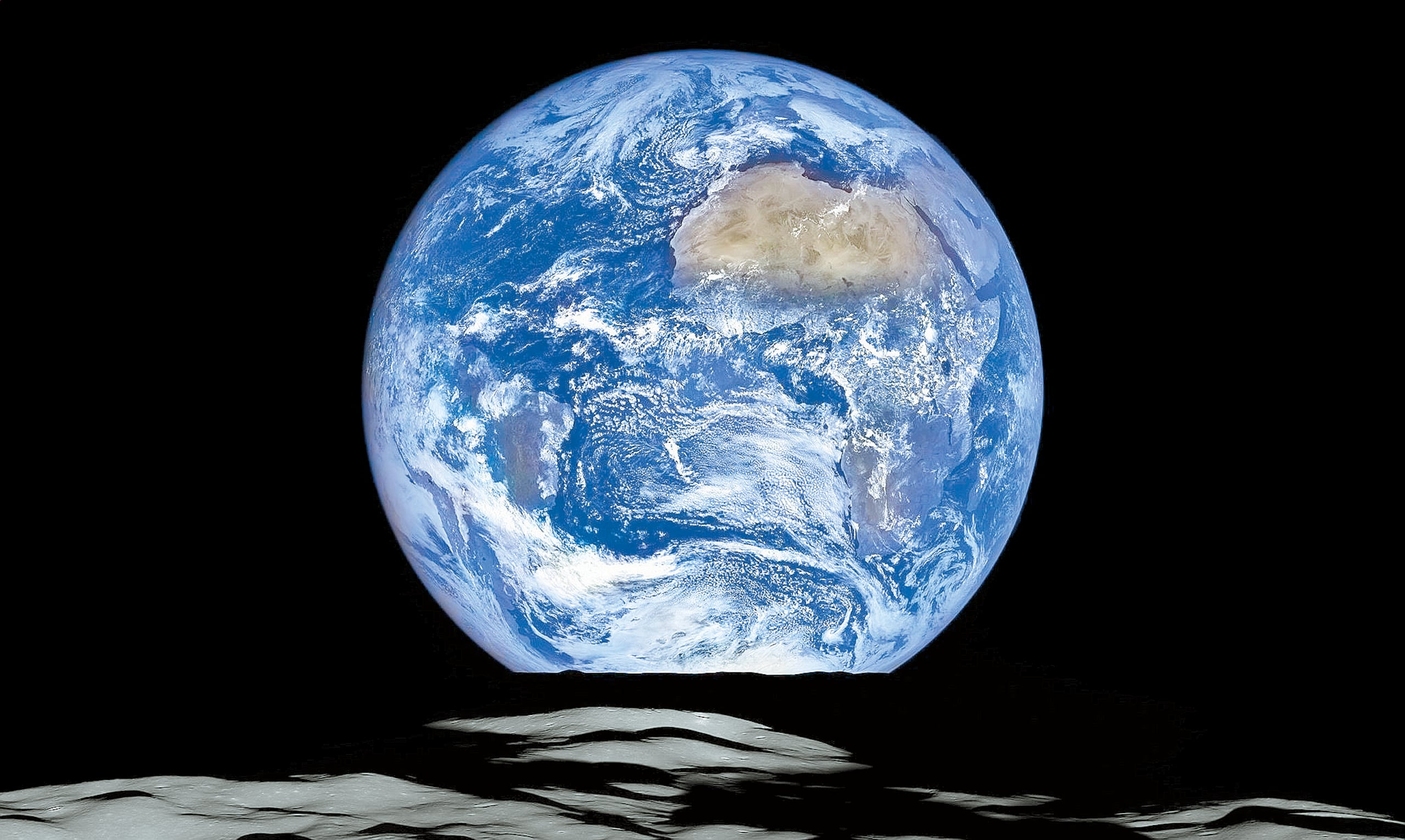 . Space (---), 12/10/2015.- A handout picture made available by NASA on 19 December 2015 shows a composite image of a unique view of Earth captured by NASA's Lunar Reconnaissance Orbiter (LRO) from the spacecraft's vantage point in orbit around the moon, 12 October 2015. In the image, Earth appears to rise over the lunar horizon from the viewpoint of the spacecraft, with its center just off the coast of Liberia (at 4.04 degrees North, 12.44 degrees West). The large tan area in the upper right is the Sahara Desert, and just beyond is Saudi Arabia. The Atlantic and Pacific coasts of South America are visible to the left. This image was composed from a series of images taken on 12 October, when LRO was about 134km above the moon's farside crater Compton. EFE/EPA/NASA/GODDARD/ARIZONA STATE UNIVERSITY HANDOUT EDITORIAL USE ONLY
-----