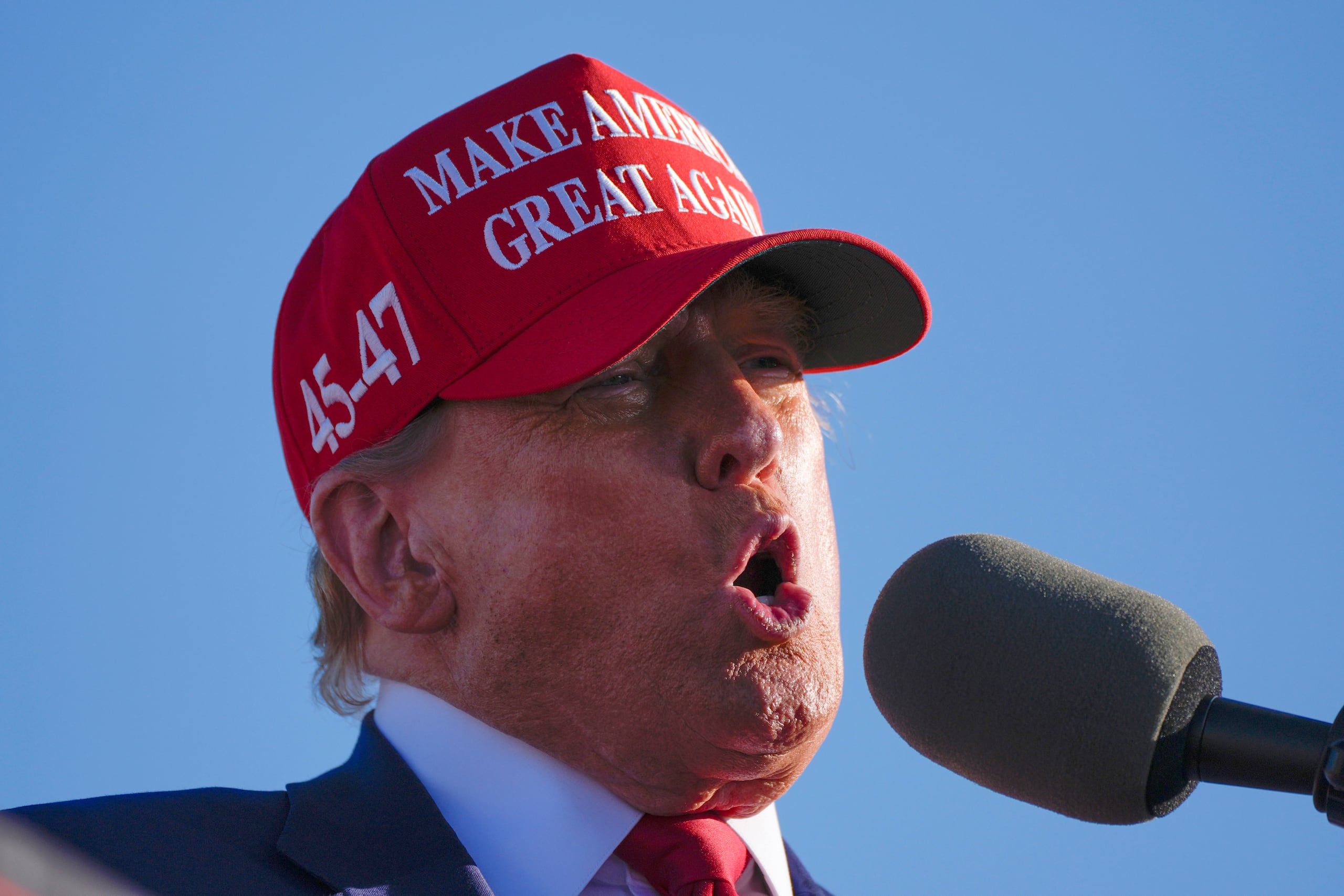 La campaña de Trump emitió un comunicado en nombre de su hijo, Eric Trump, en el que afirmó que la investigación del IRS, “se resolvió hace años, sólo para volver a la vida una vez que mi padre se presentó a las elecciones".