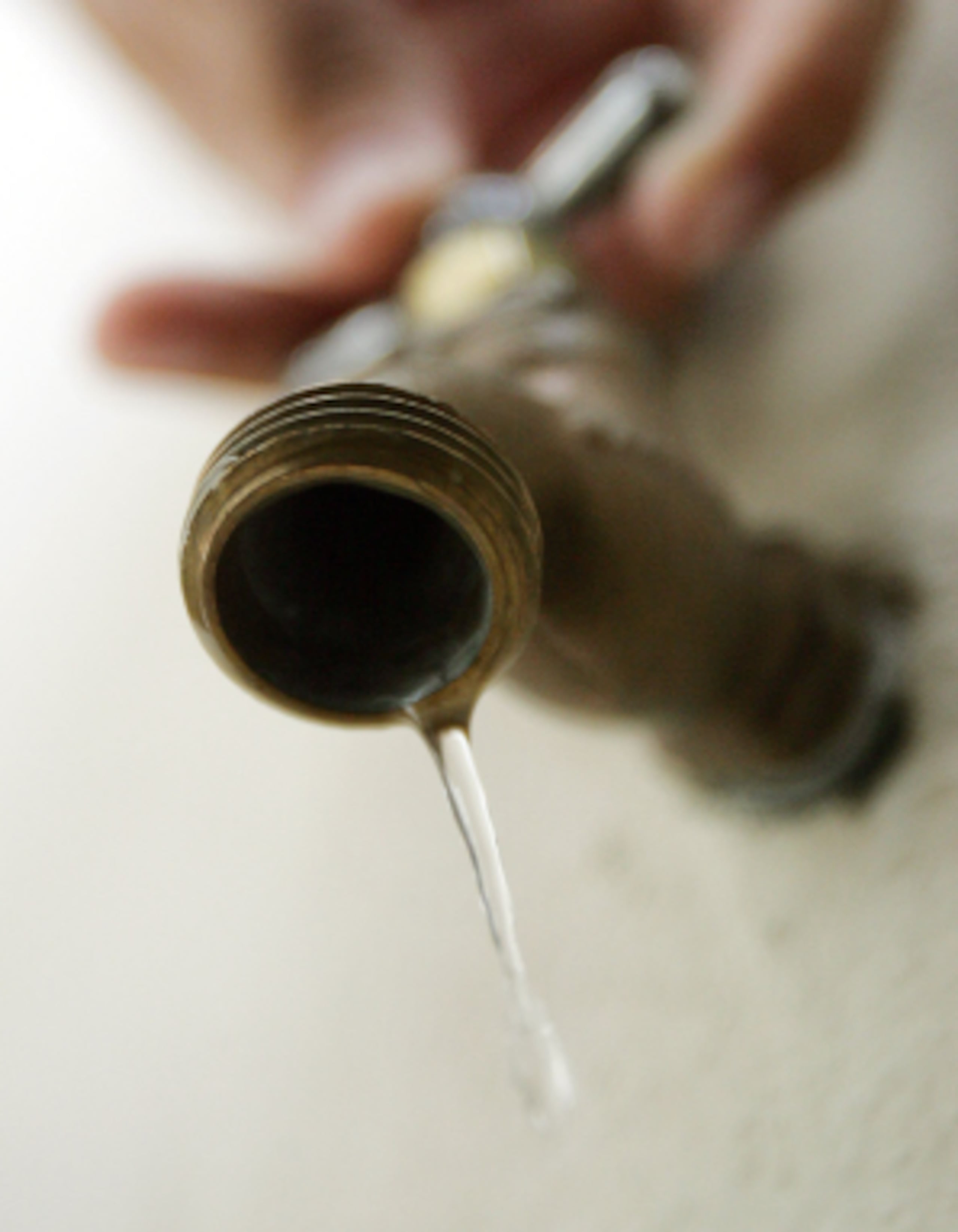 El hombre, se informó, hurtaba agua potable cada vez que los empleados de la agencia le cortaban el servicio por falta de pago. (Archivo)