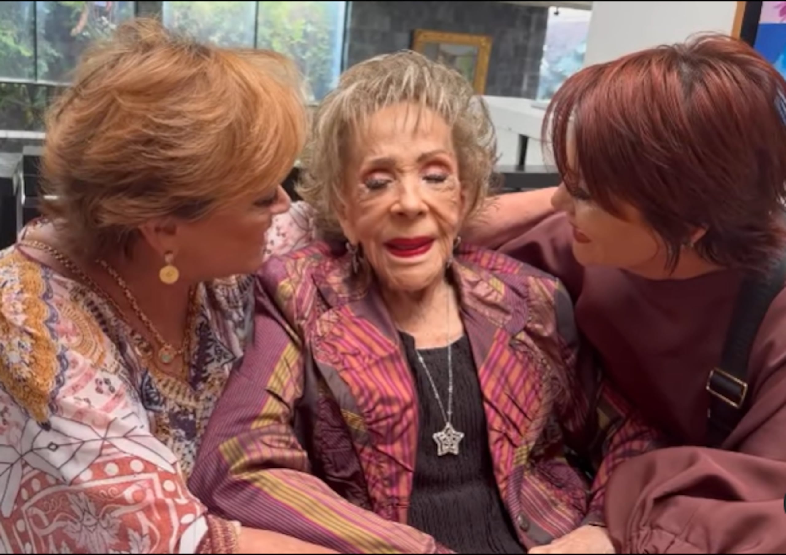 Silvia Pinal celebra el Día de las Madres.