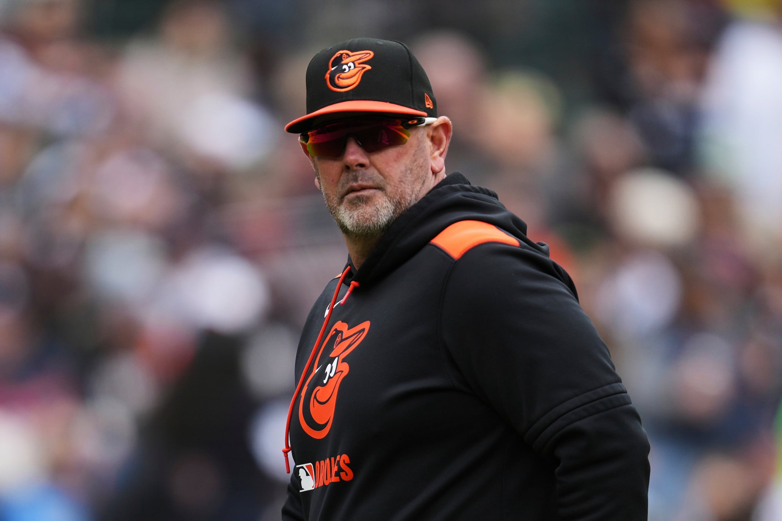El mánager de los Orioles de Baltimore, Brandon Hyde, camina al dugout en la séptima entrada del primer duelo de una doble cartelera ante los Tigers de Detroit.