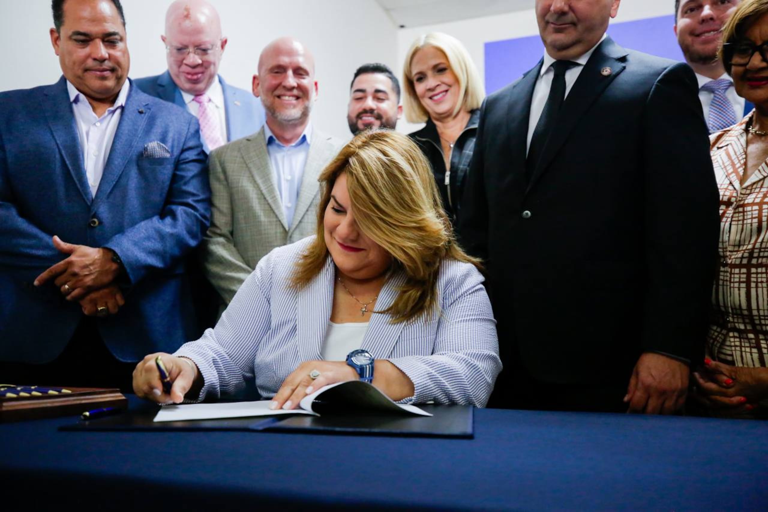 La gobernadora Jenniffer González Colón firmó cuatro medidas de la Cámara de Representantes.