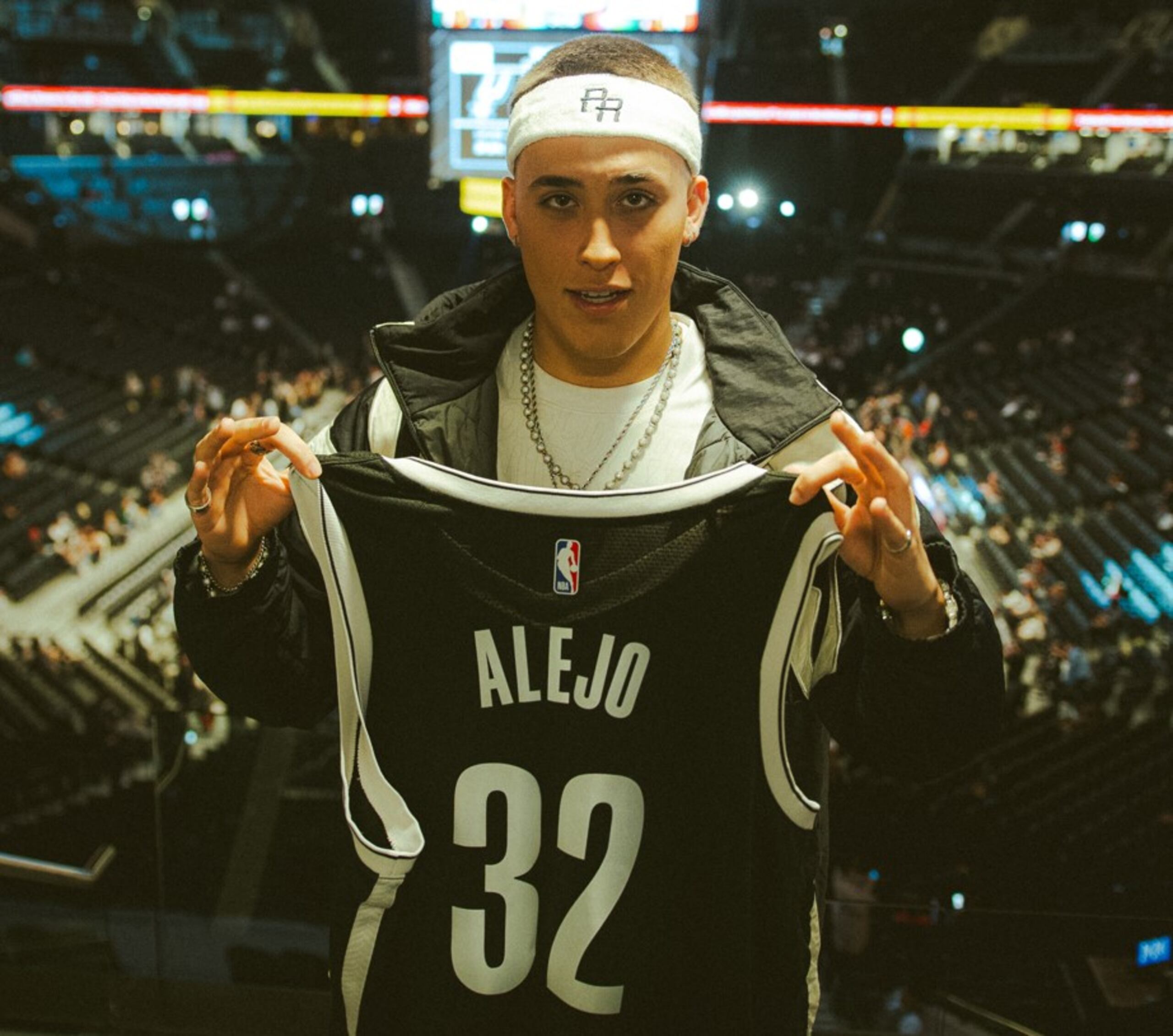 Desde su debut en 2019, el artista puertorriqueño ha estado ascendiendo constantemente en la escena musical global.