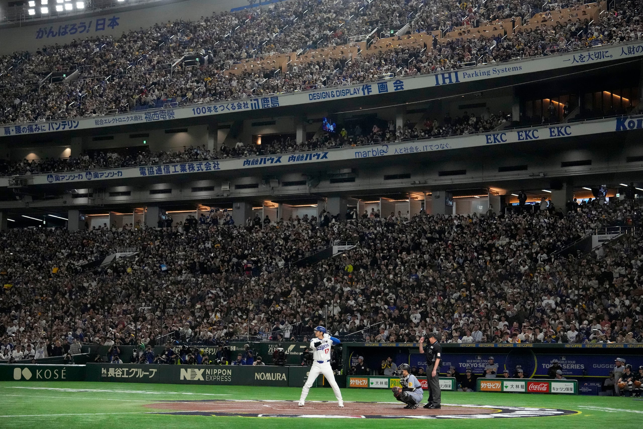 Shohei Ohtani, de los Dodgers de Los Ángeles, batea ante los Hanshin Tigers durante un juego de exhibición, el domingo,16 de marzo de 2025, en Tokio.