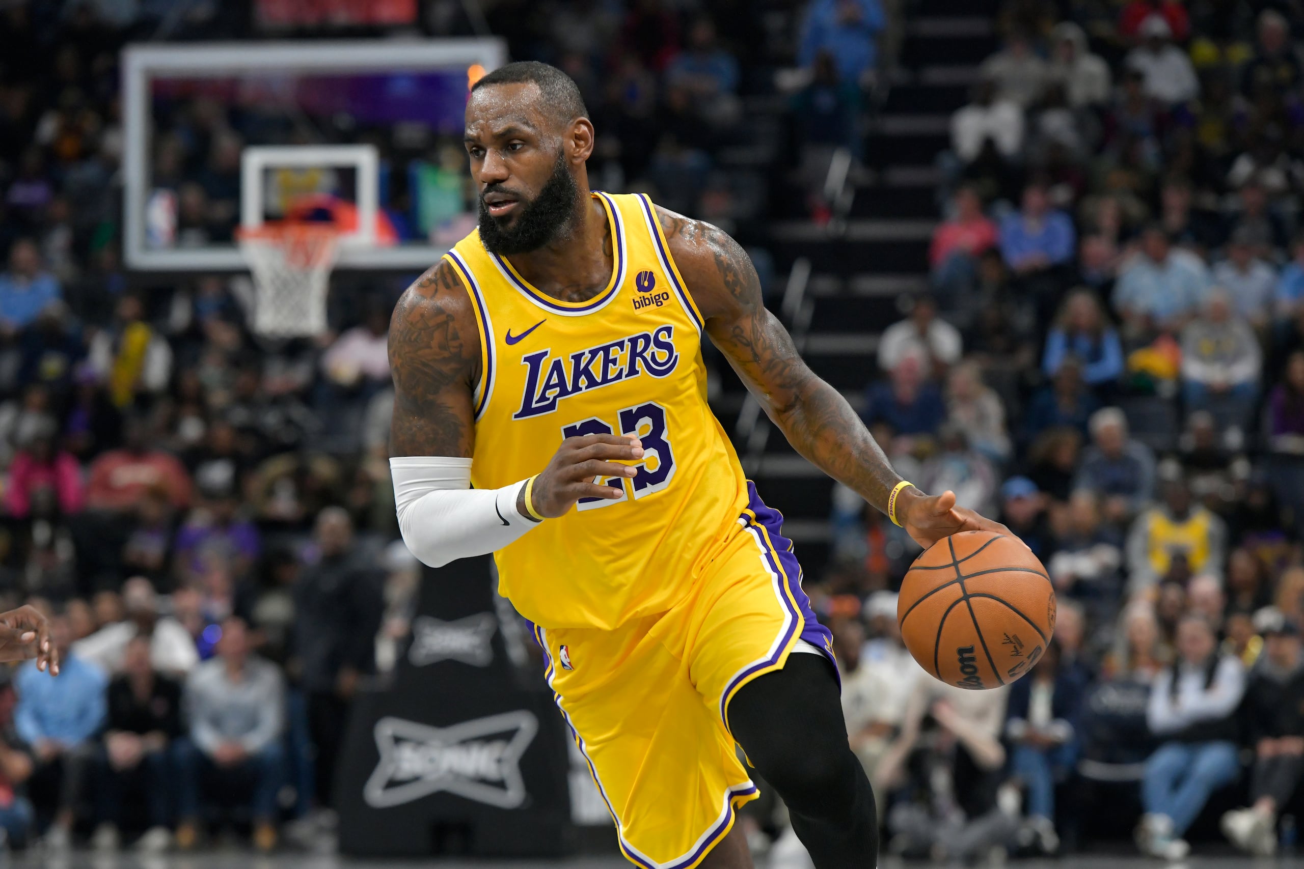 LeBron James controla el balón durante un juego entre los Lakers de Los Ángeles y Grizzlies de Memphis.
