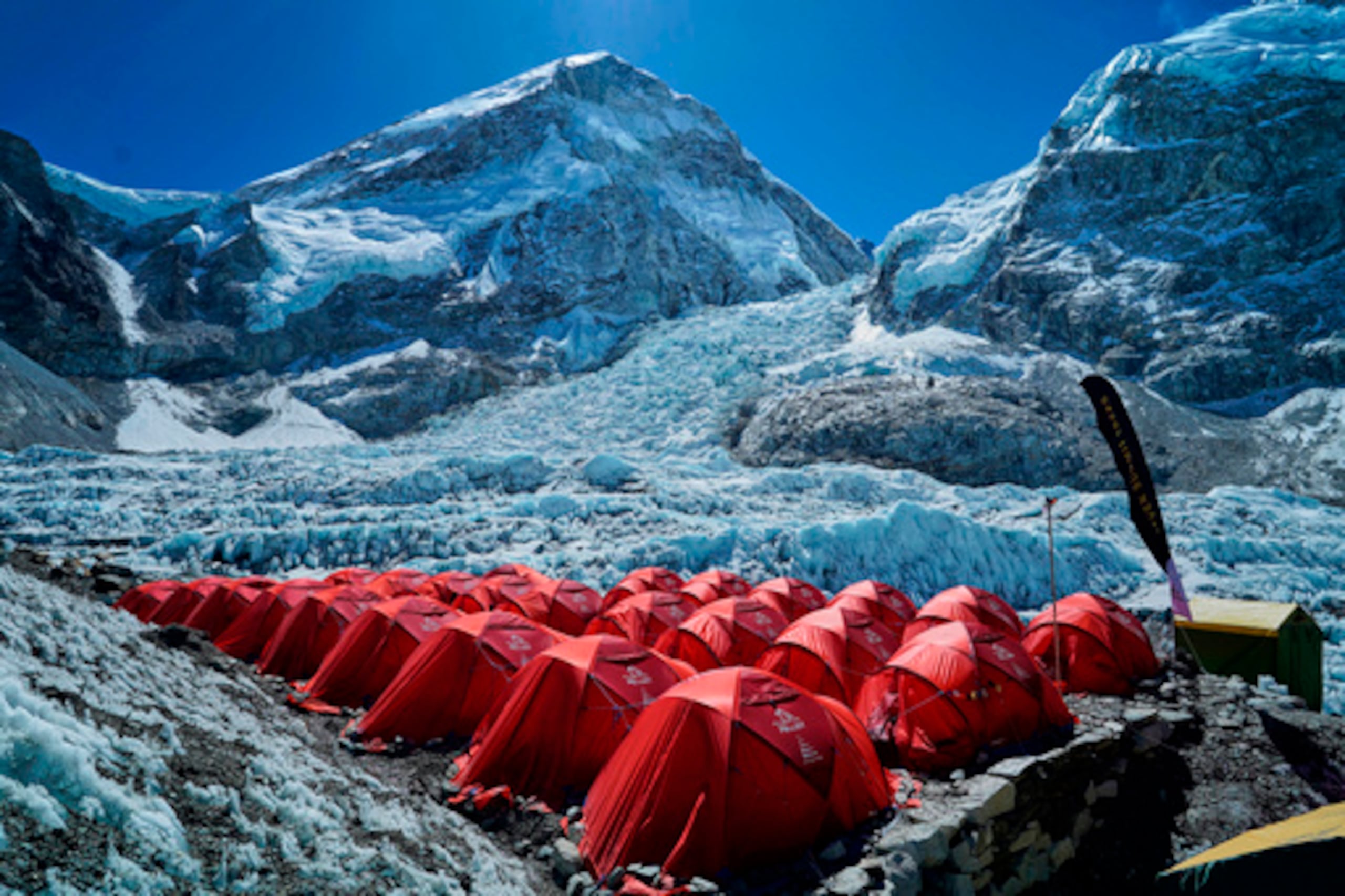 ARCHIVO - La cascada de hielo de Khumbu es visible entre dos picos al fondo en el Campo Base del Everest en Nepal, 25 de abril de 2025. (AP Photo/Pasang Rinzee Sherpa, Archivo)