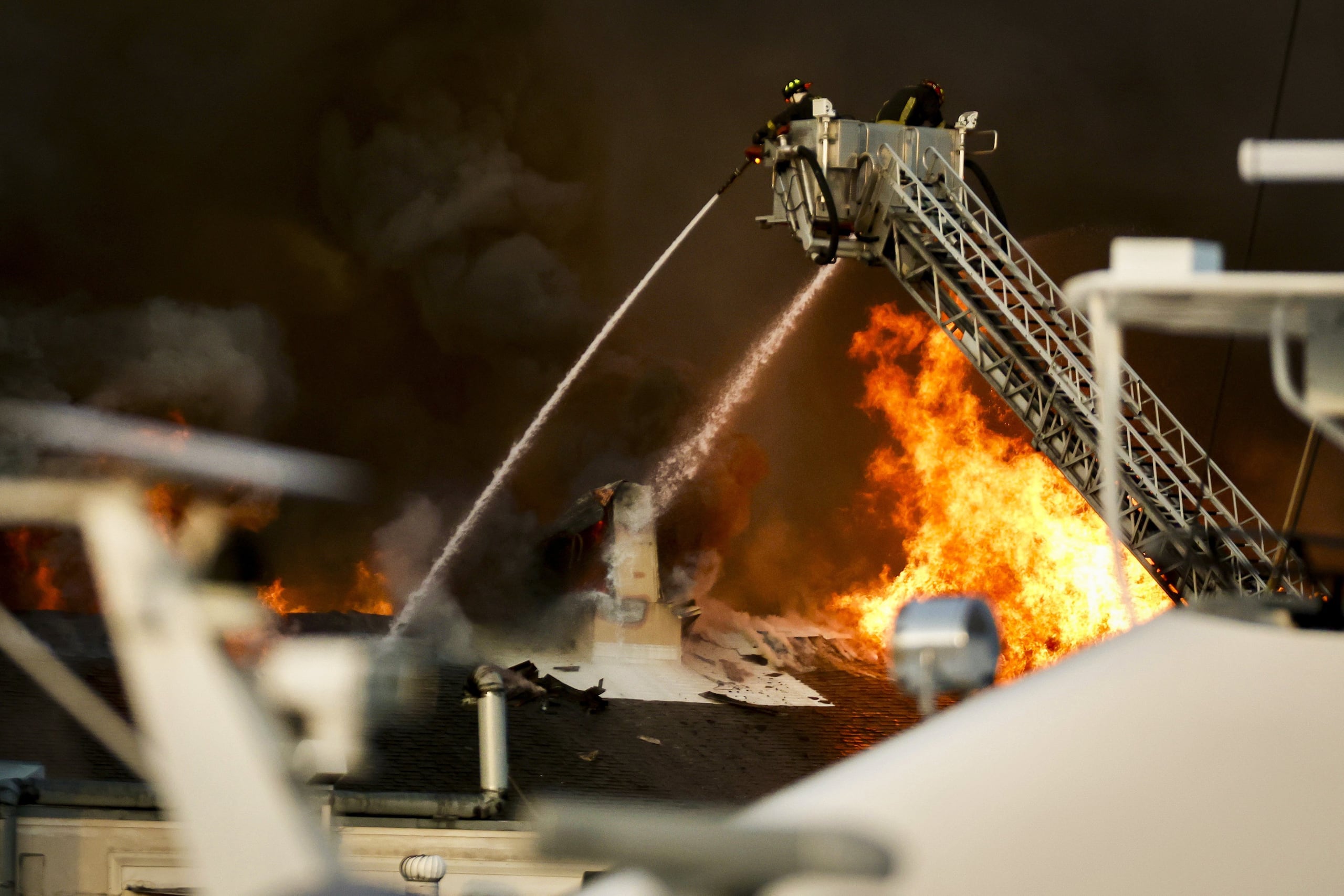 Los bomberos combaten un incendio en el campus de la Universidad del Sur de Florida, el sábado 2 de mayo de 2026, en Saint Petersburg, Florida. (Luis Santana/Tampa Bay Times vía AP)