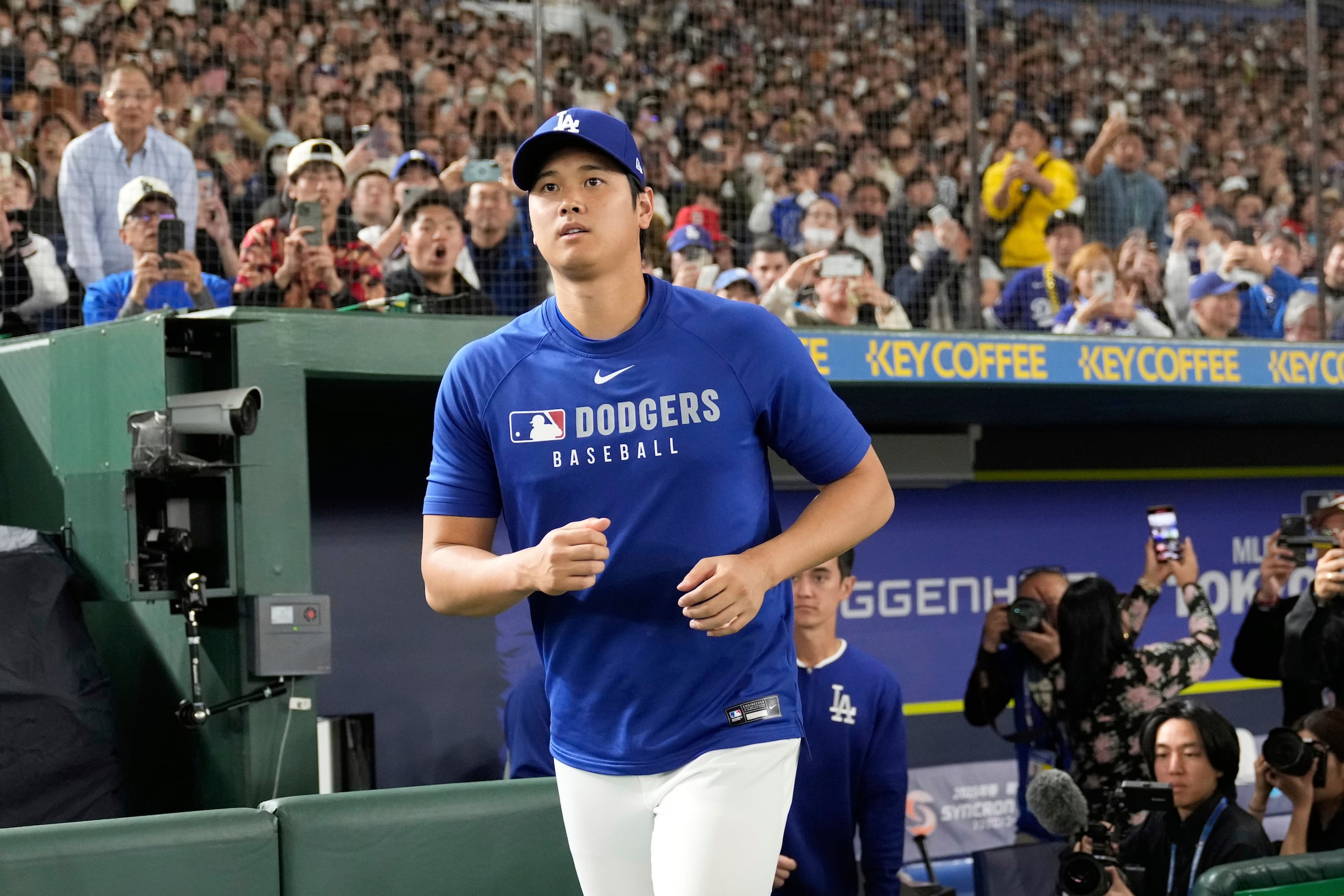 Shohei Ohtani, de los Dodgers de Los Ángeles, participa en una práctica en el Tokyo Dome en Tokio, Japón.
