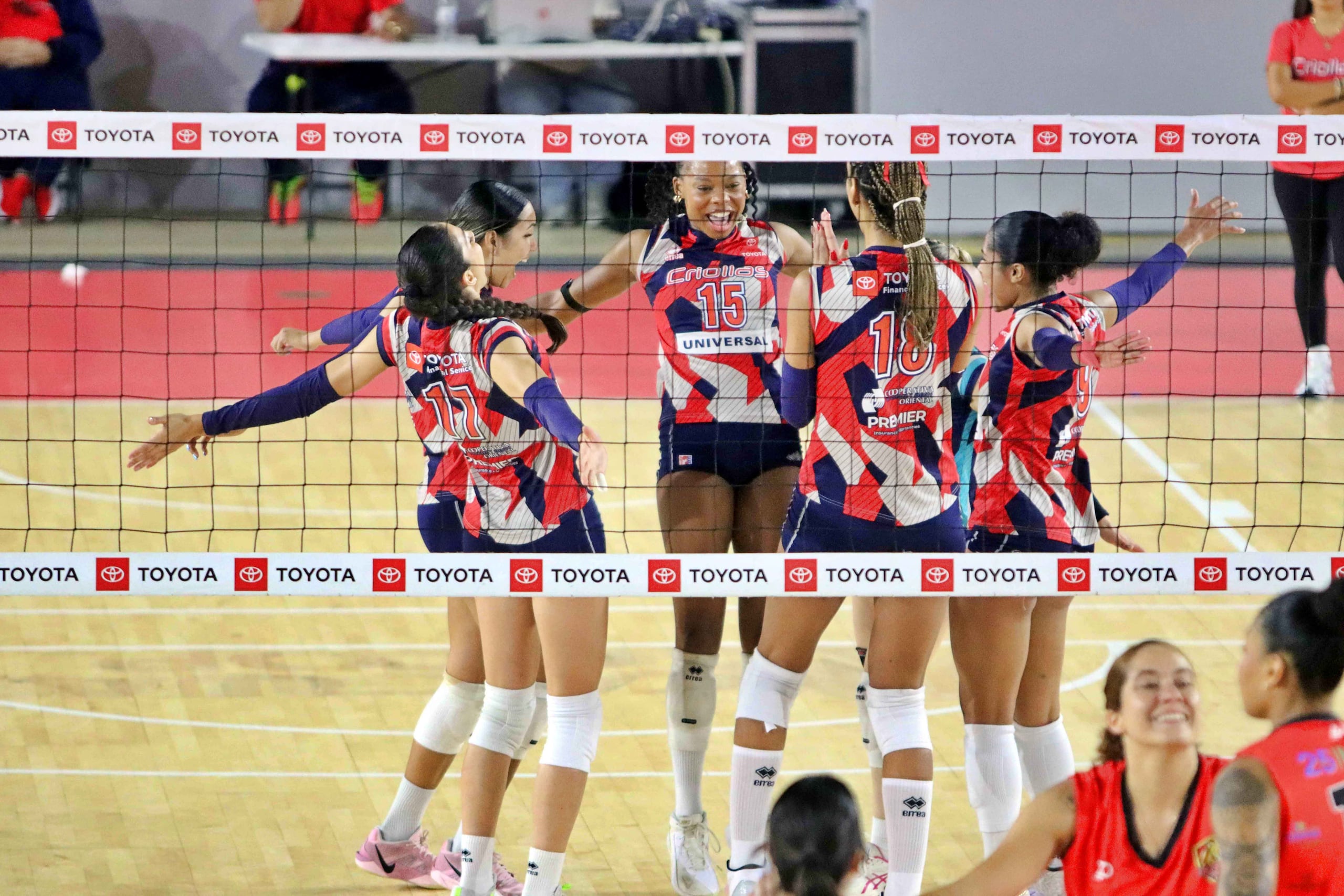 Las Criollas de Caguas celebran la victoria.