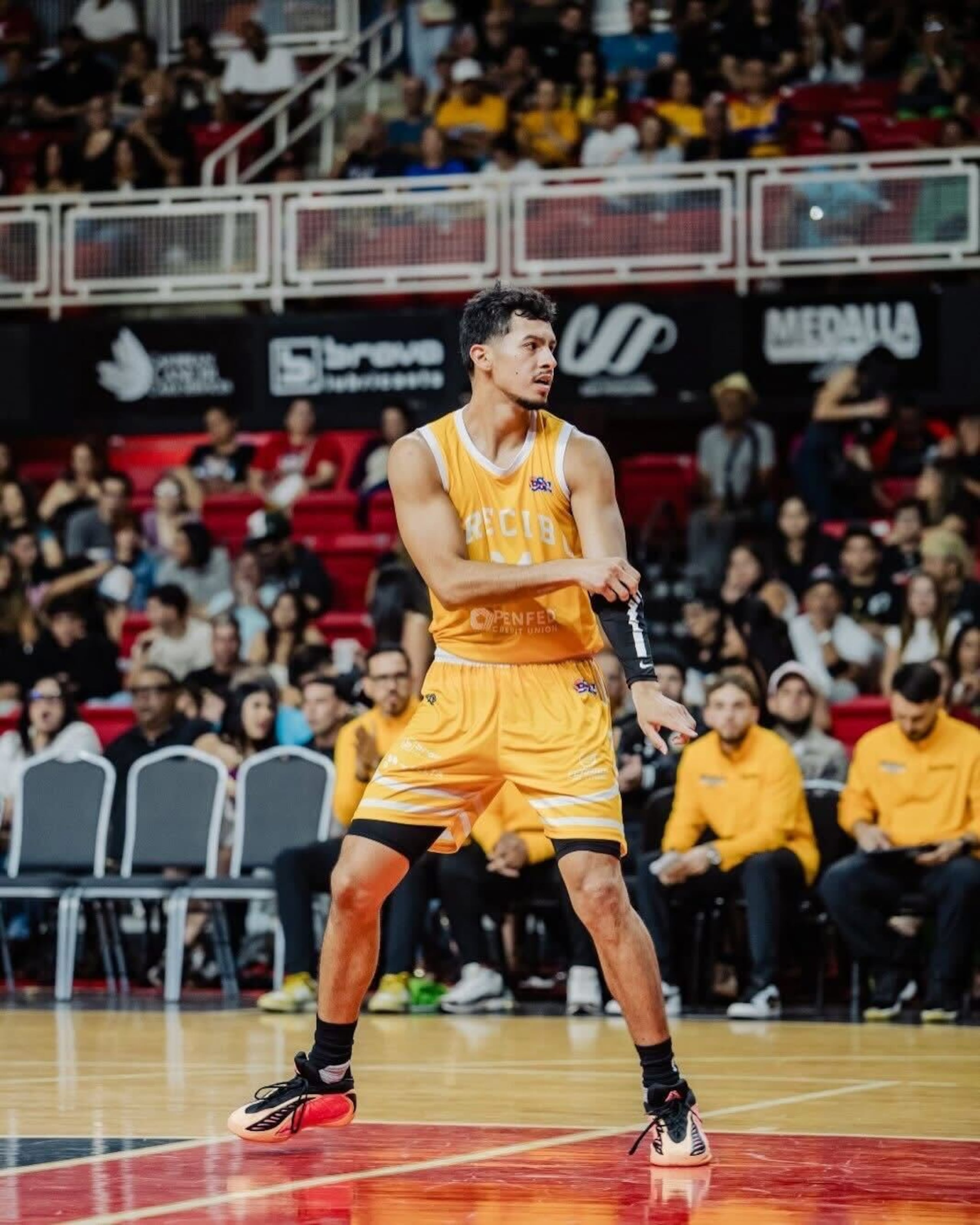 Rafael Pinzón, escolta de los Capitanes de Arecibo, durante un juego contra los Piratas de Quebradillas.
