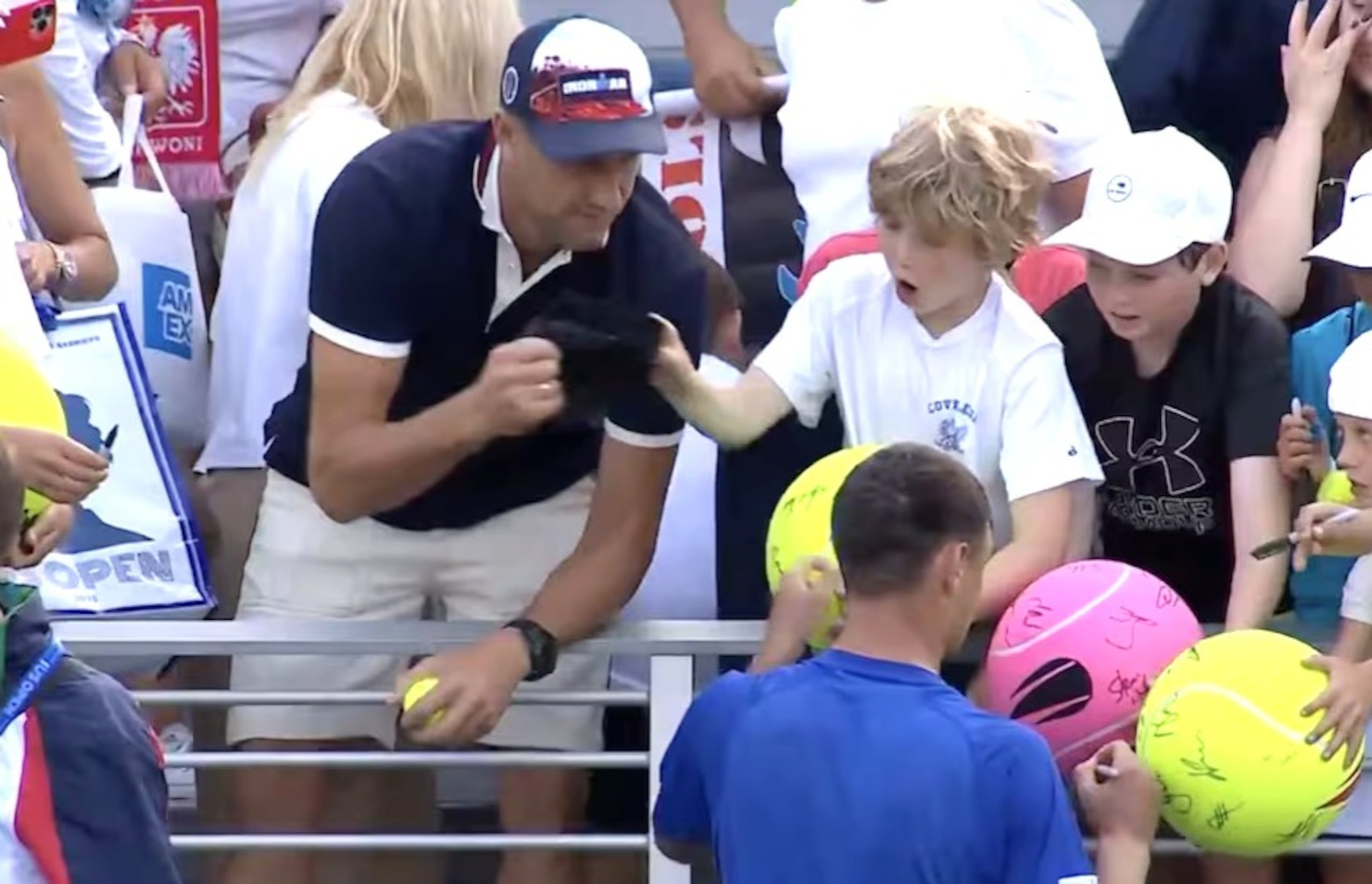 El tenista no se percató de inmediato de la bochornosa acción del fanático que le robó la gorra firmada al niño.