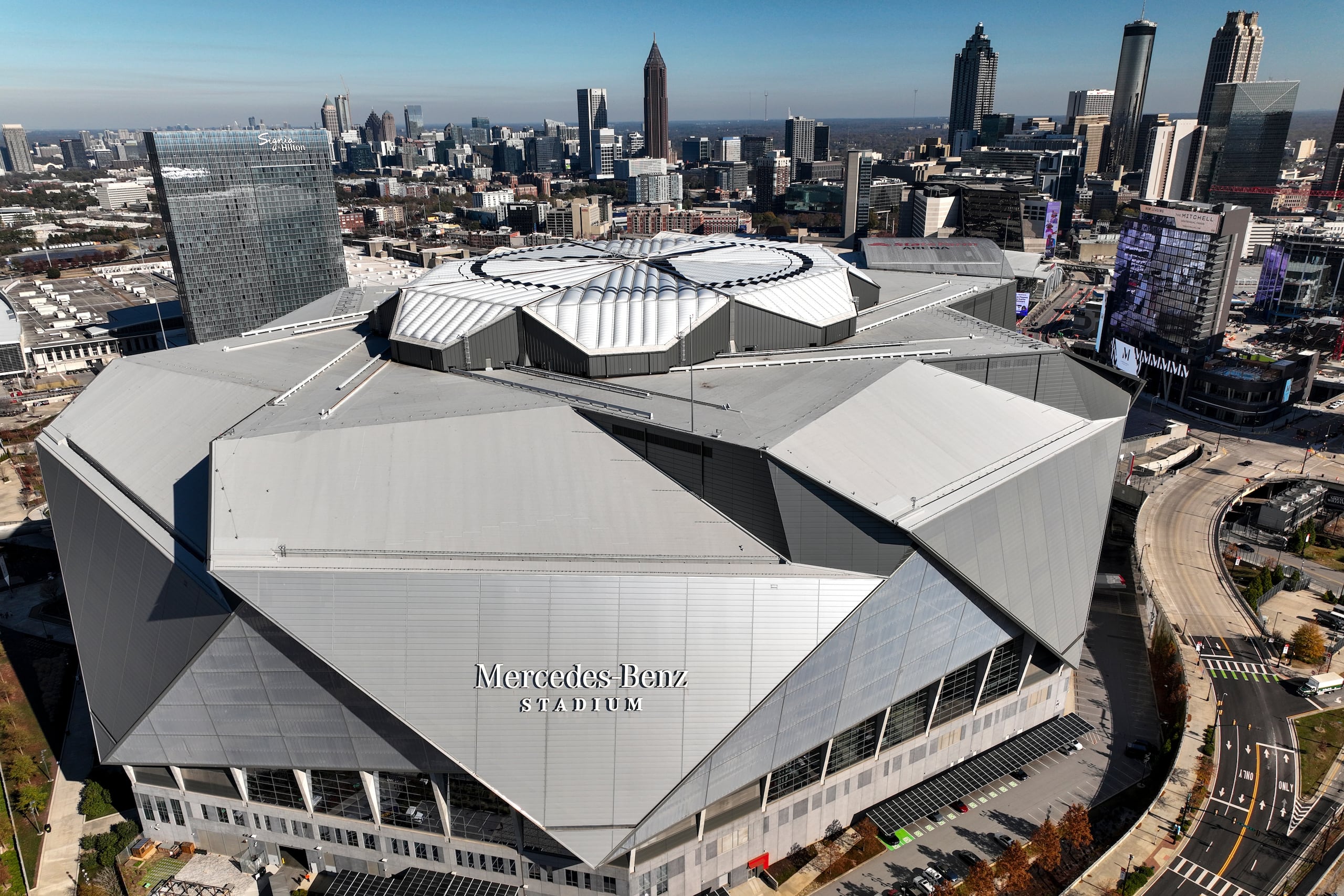 ARCHIVO - Vista del estadio Mercedes Benz, sede de partidos del Mundial y la ciudad de Atlanta, el viernes 12 de diciembre de 2025. (AP Foto/Mike Stewart)