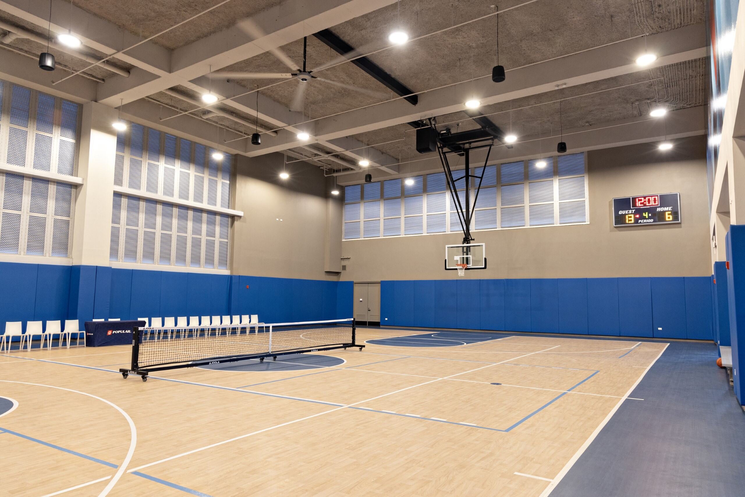 La torre cuenta con áreas recreativas como esta cancha de baloncesto y voleibol.