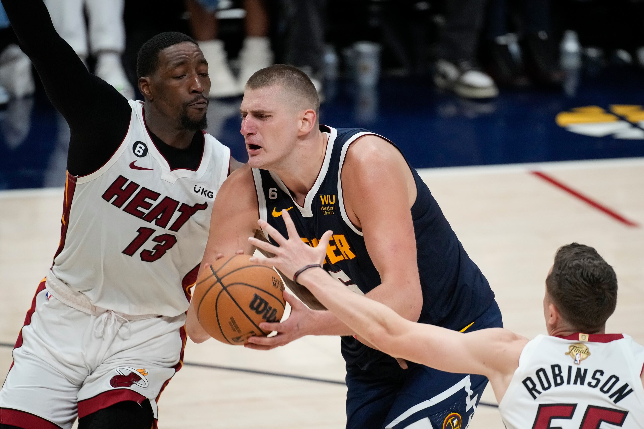 Nikola Jokic no tiene ni una penetración fácil en cada jugada, y aún así está dominando.