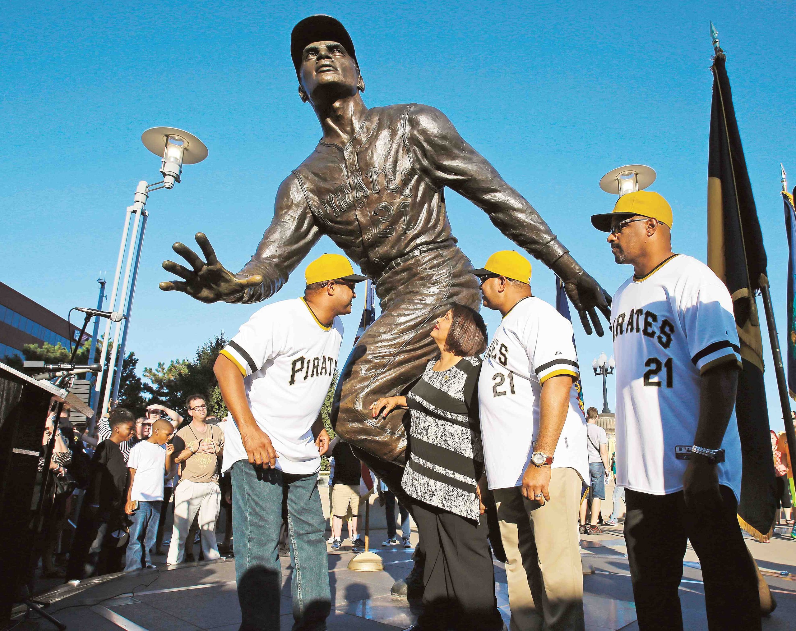 La familia de Clemente estuvo en las actividades del miércoles del partido entre los Cachorros de Chicago y los Piratas de Pittsburgh. (AP)