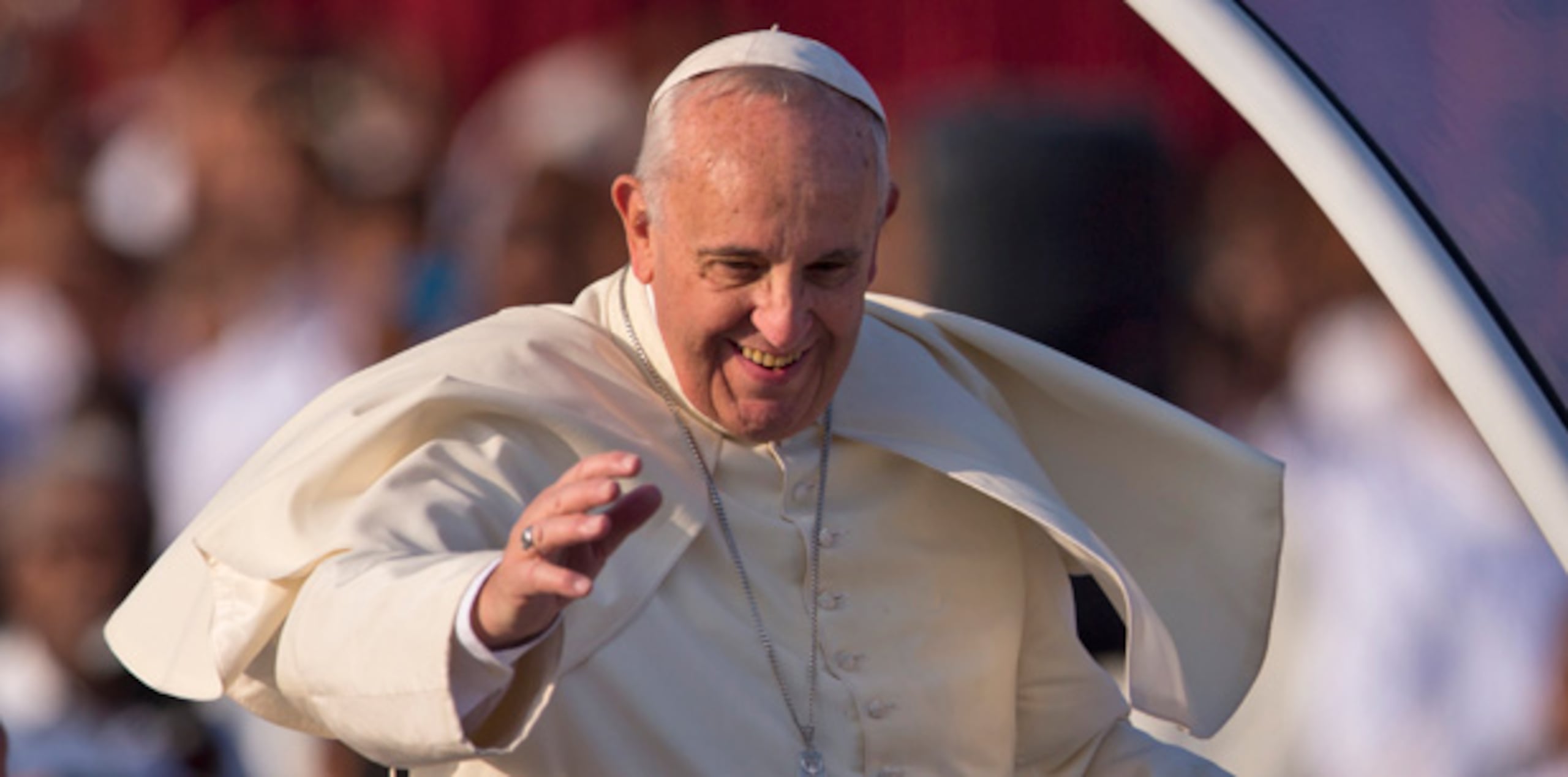 El pontífice dijo que tanto la libertad de expresión como la libertad religiosa "son derechos humanos fundamentales" y precisó: "Tenemos la obligación de hablar abiertamente, de tener esta libertad, pero sin ofender". (AP)