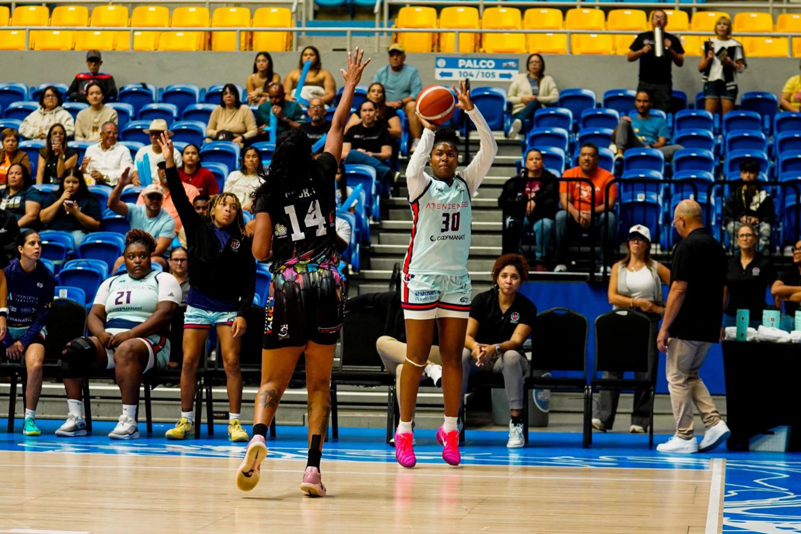 Kiyana McGill lideró a las Atenienses con 28 puntos.