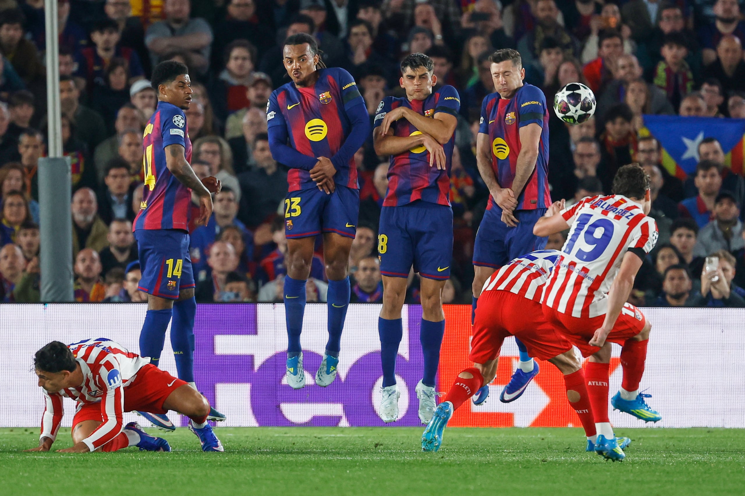 Julián Álvarez (derecha) anota un gol de tiro libre para el Atlético de Madrid en la victoria 2-0 ante Barcelona en los cuartos de final de la Liga de Campeones, el miércoles 8 de abril de 2026. (AP Foto/Joan Monfort)