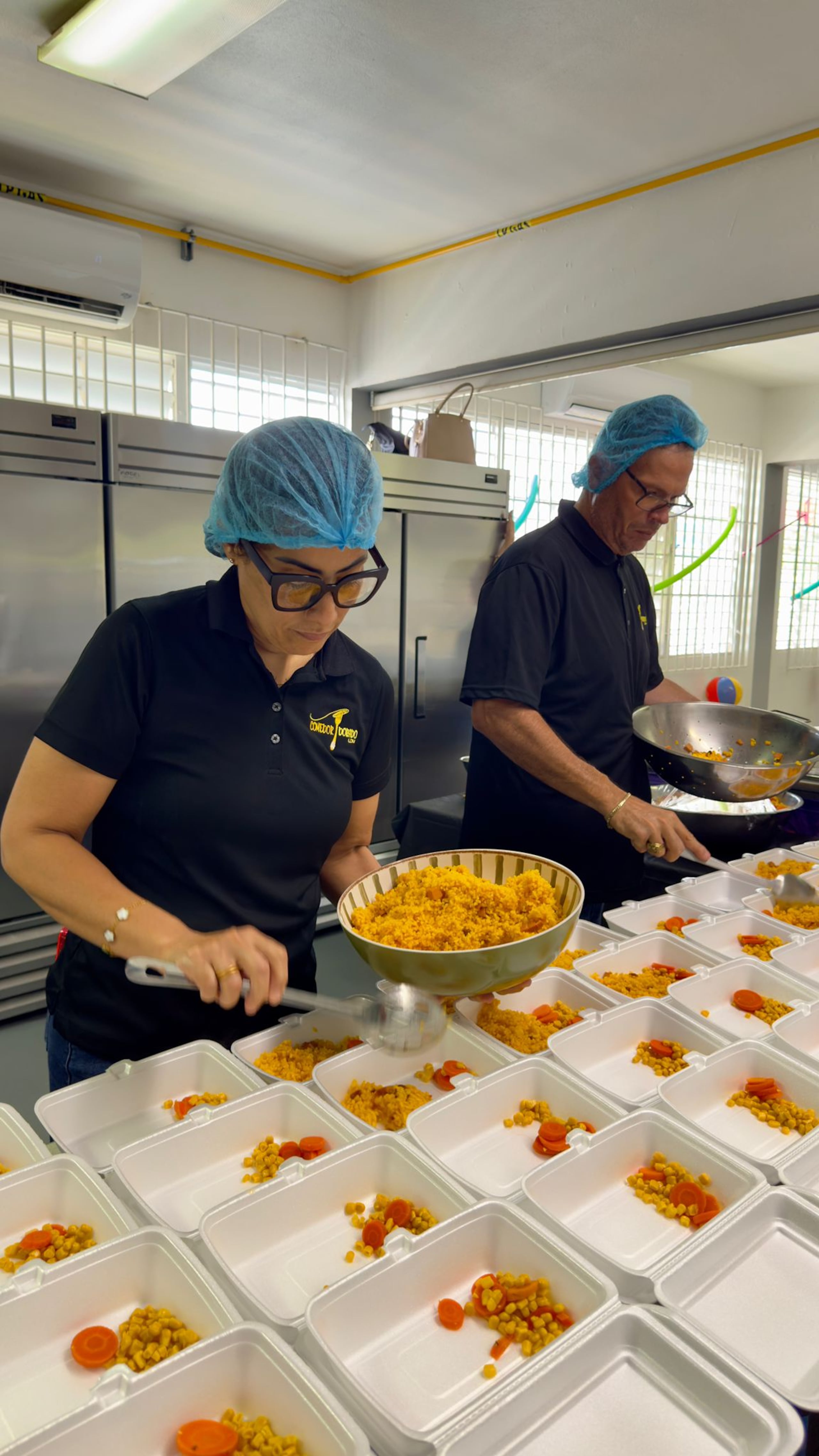 Con el apoyo de voluntarios y una alianza con el municipio fajardeño, el comedor entrega sobre 550 almuerzos calientes de lunes a viernes.