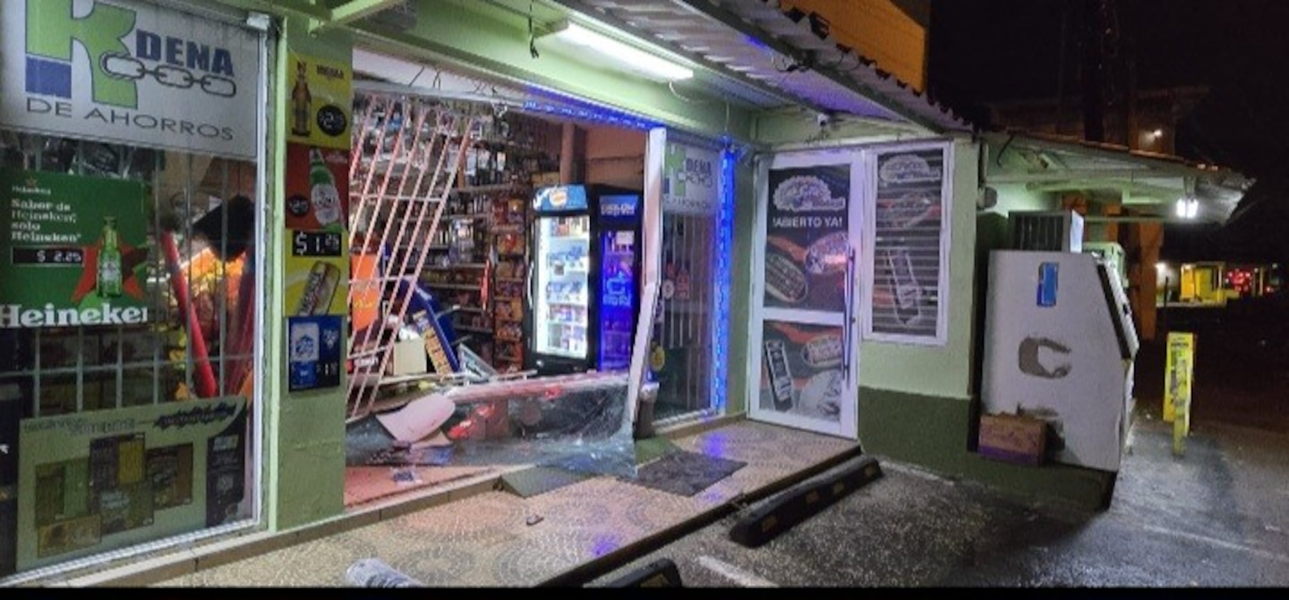 Delincuentes estrellaron un vehículo para facilitar su entrada al colmado Wik, localizada en la marginal del barrio Las Dolores, en Río Grande.