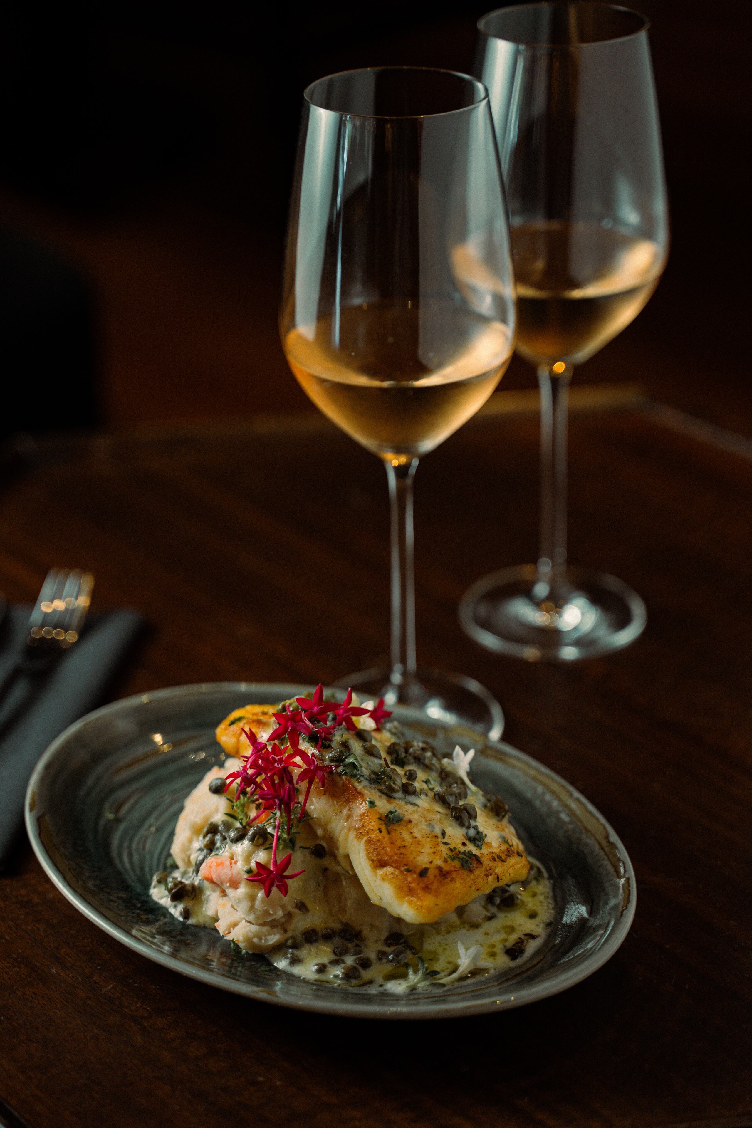 Rodaballo acompañado de una salsa especial, maridado con un vino rosado.
