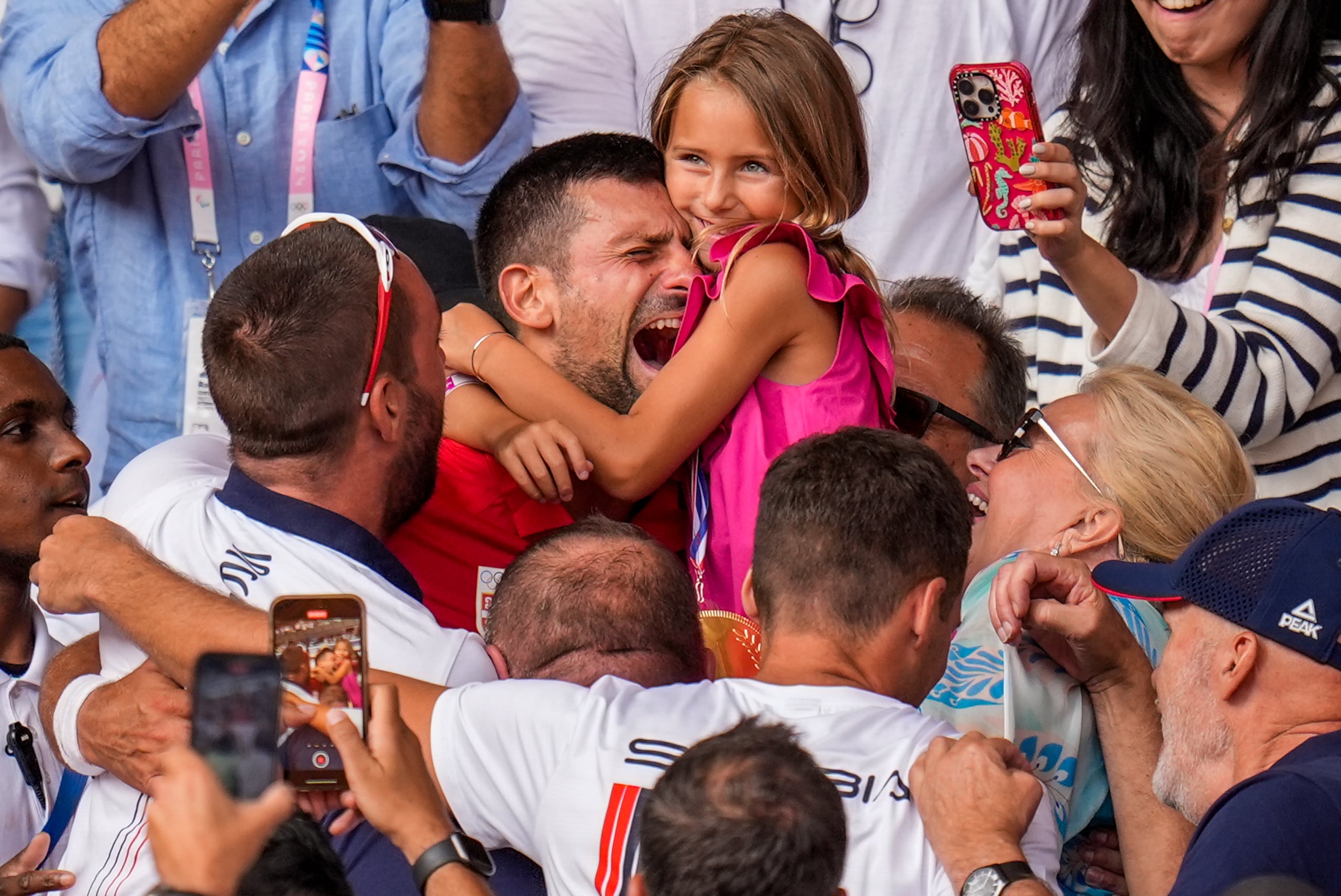 El tenista serbio Novak Djokovic abraza a su hija Tara tras derrotar al español Carlos Alcaraz en la final individual masculina de tenis en el estadio de Roland Garros durante los Juegos Olímpicos de 2024, el domingo 4 de agosto de 2024 en París, Francia. Literalmente era el único premio que le faltaba conquistar en su carrera.