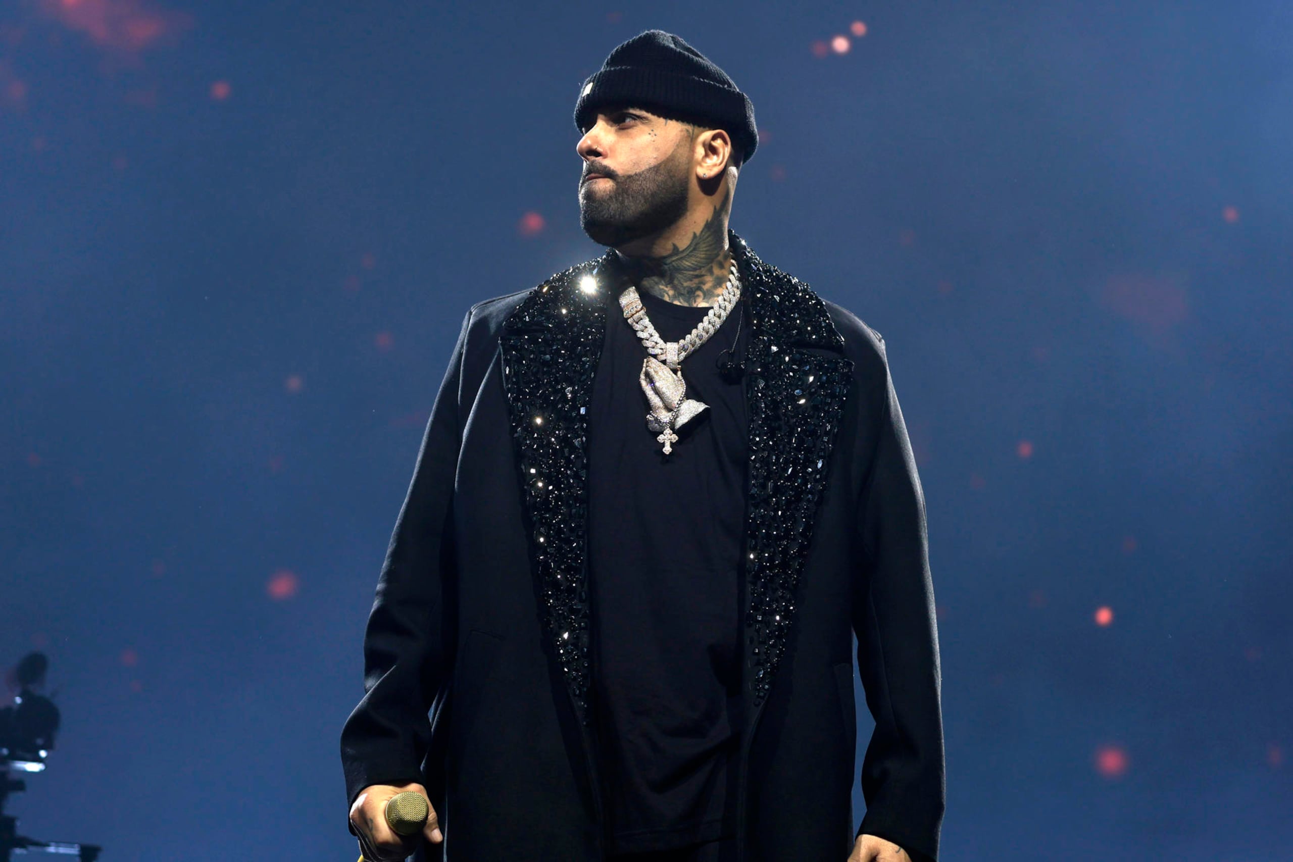 Nicky Jam regresó a Puerto Rico tras una década sin presentarse en la isla donde comenzó su carrera musical, con un concierto en el que repasó tanto sus grandes éxitos como sus colaboraciones más recientes con reconocidos artistas. EFE/ Thais Llorca