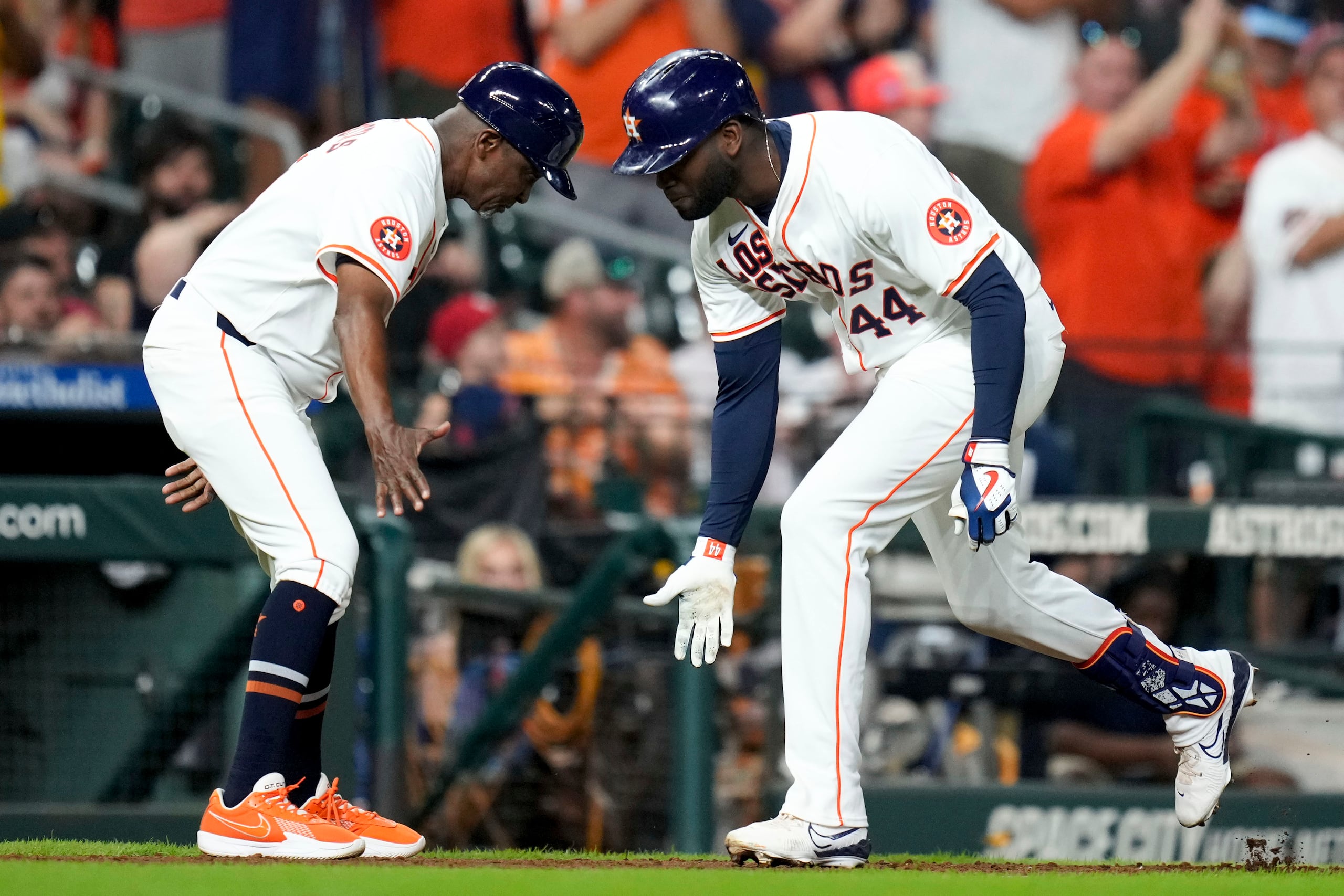 El cubano Yordan Álvarez, de los Astros de Houston, festeja con el coach de la antesala Gary Pettis luego de batear un jonrón ante los Angelinos de Los Ángeles, el sábado 21 de septiembre de 2024.